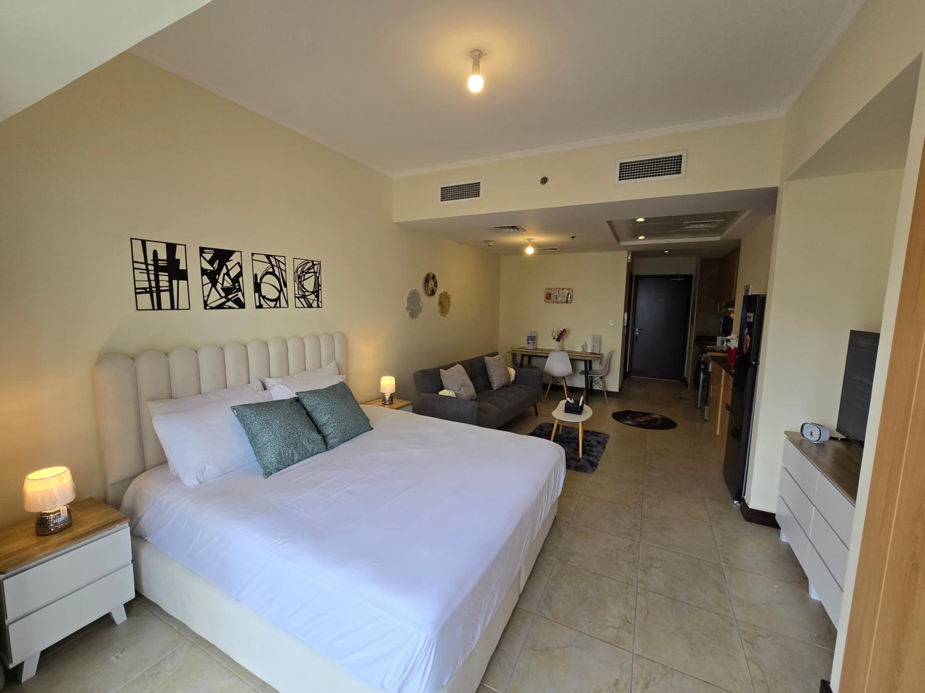 Click Stay - JLT - Entire Studio & Balcony Lakes view Apartment -NA