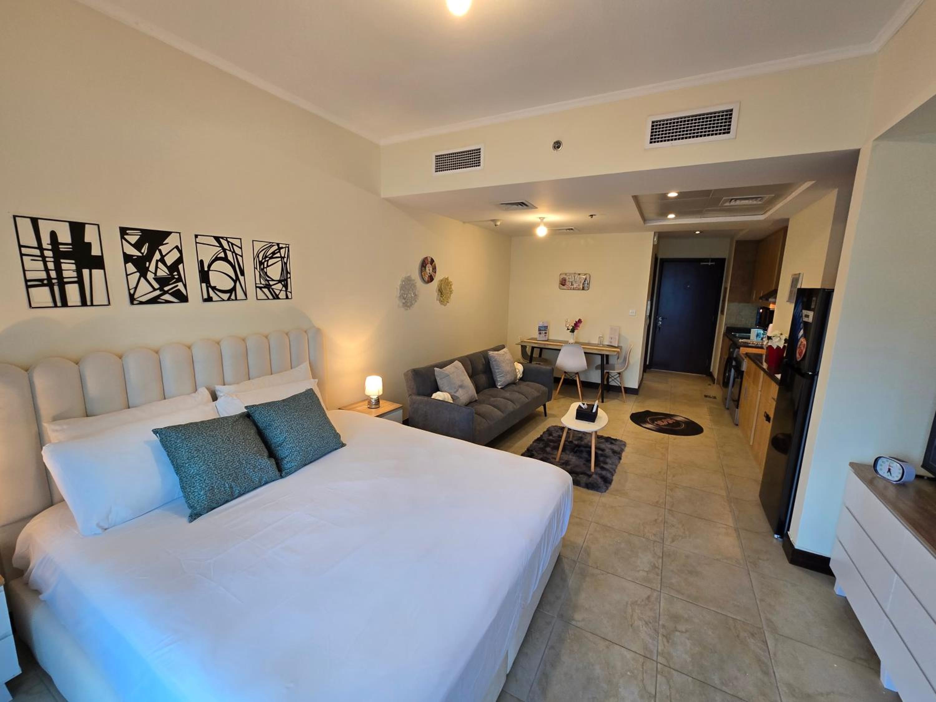 Click Stay - JLT - Entire Studio & Balcony Lakes view Apartment -NA