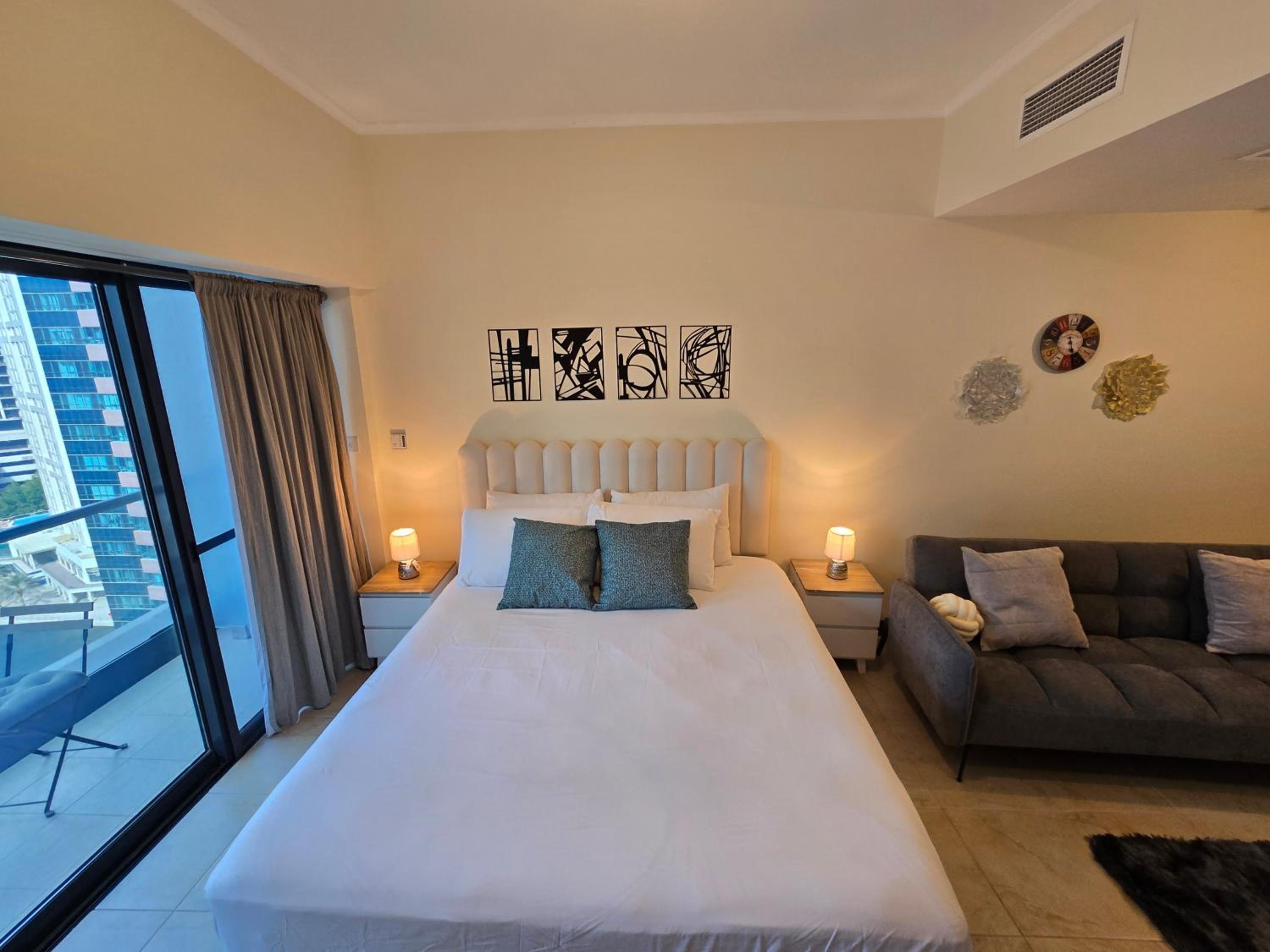 Click Stay - JLT - Entire Studio & Balcony Lakes view Apartment -NA