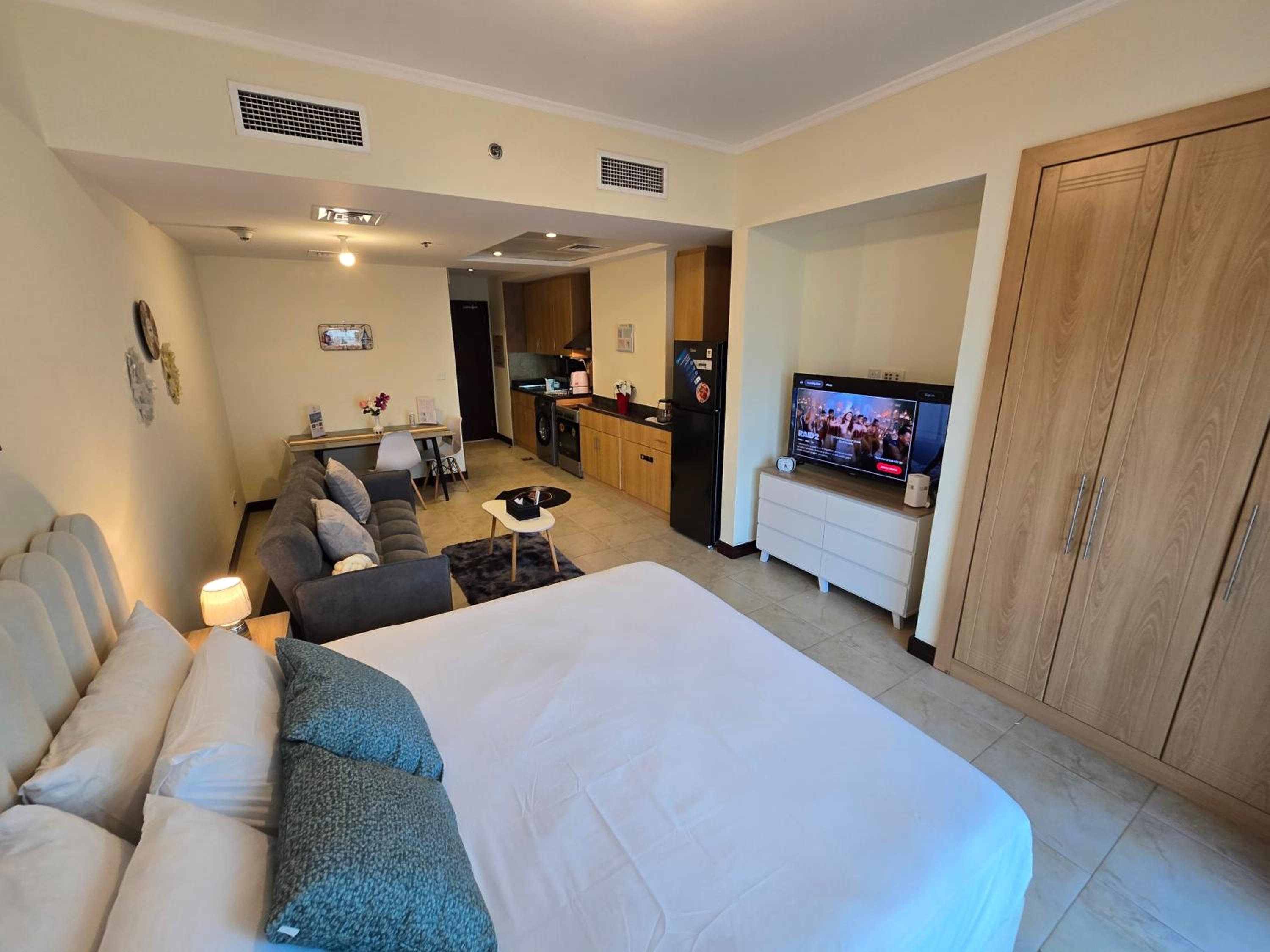 Click Stay - JLT - Entire Studio & Balcony Lakes view Apartment -NA