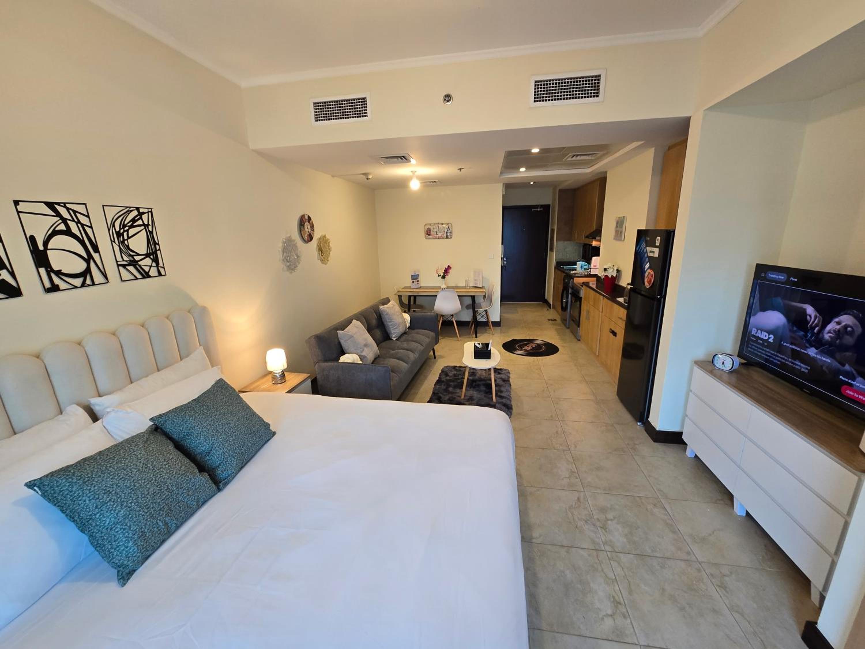 Click Stay - JLT - Entire Studio & Balcony Lakes view Apartment -NA