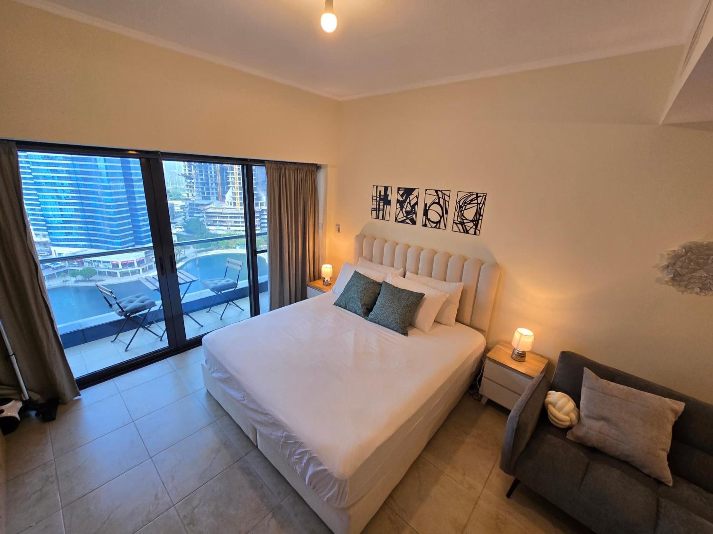 Click Stay - JLT - Entire Studio & Balcony Lakes view Apartment -NA
