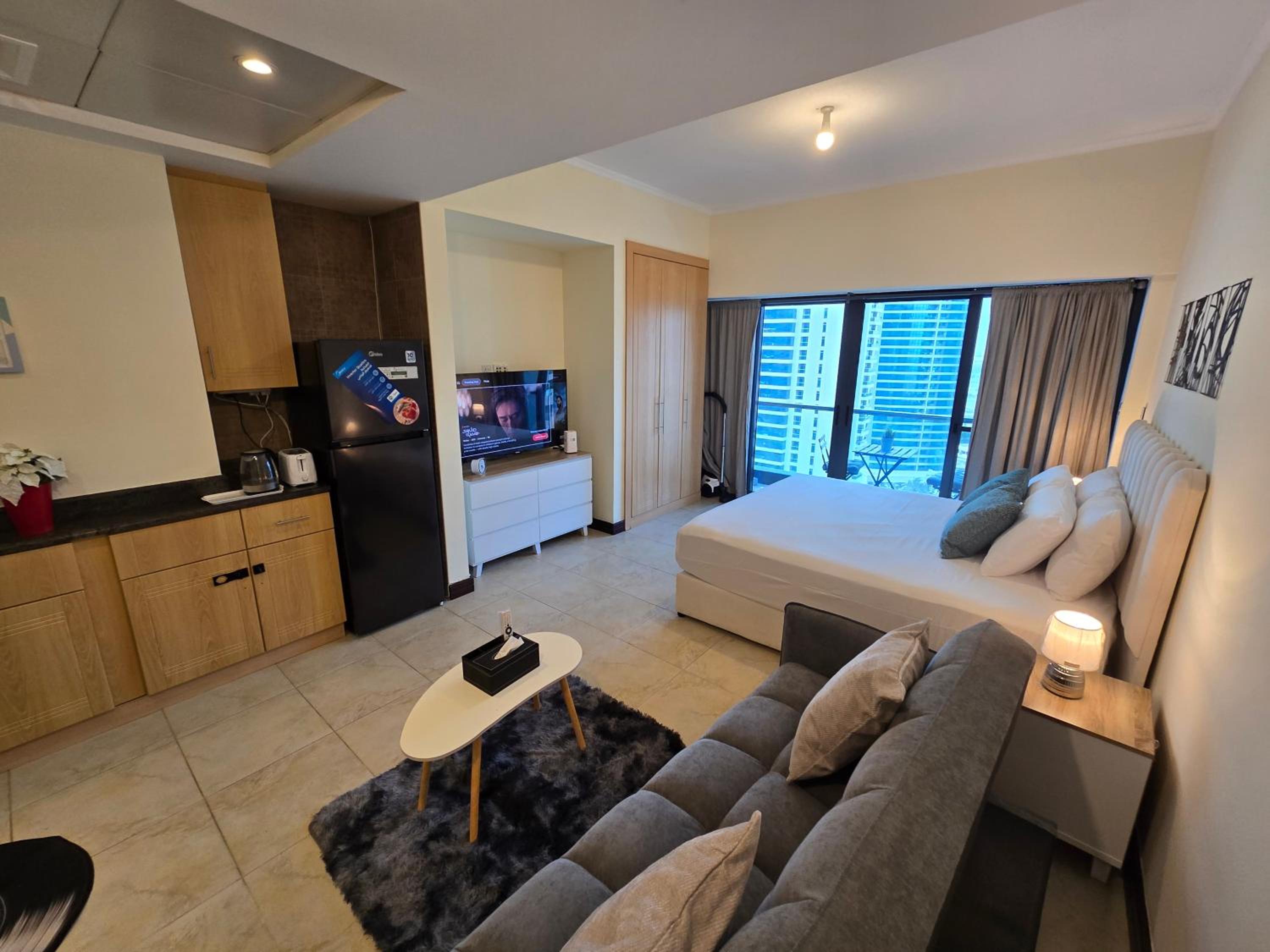 Click Stay - JLT - Entire Studio & Balcony Lakes view Apartment -NA