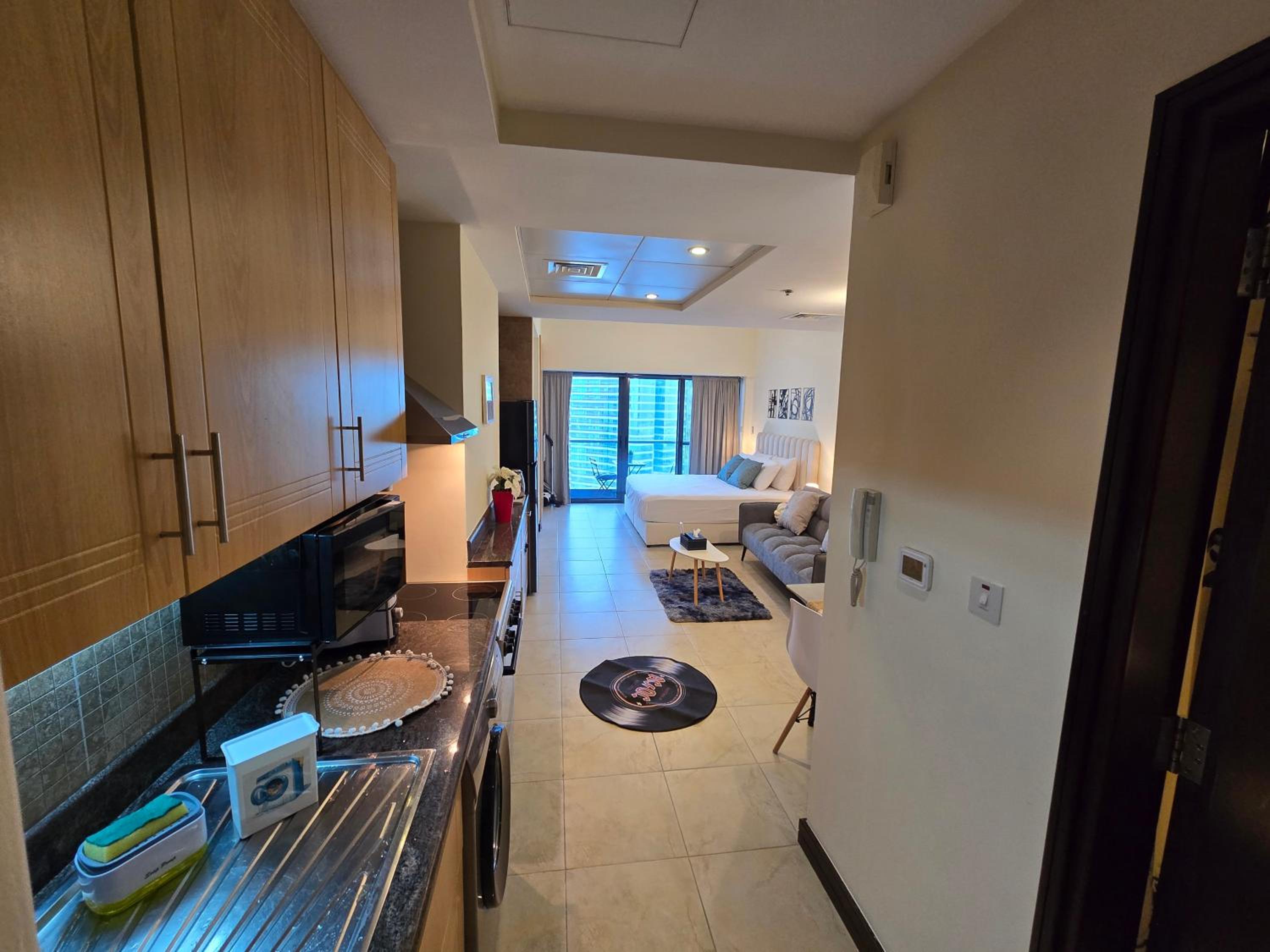 Click Stay - JLT - Entire Studio & Balcony Lakes view Apartment -NA