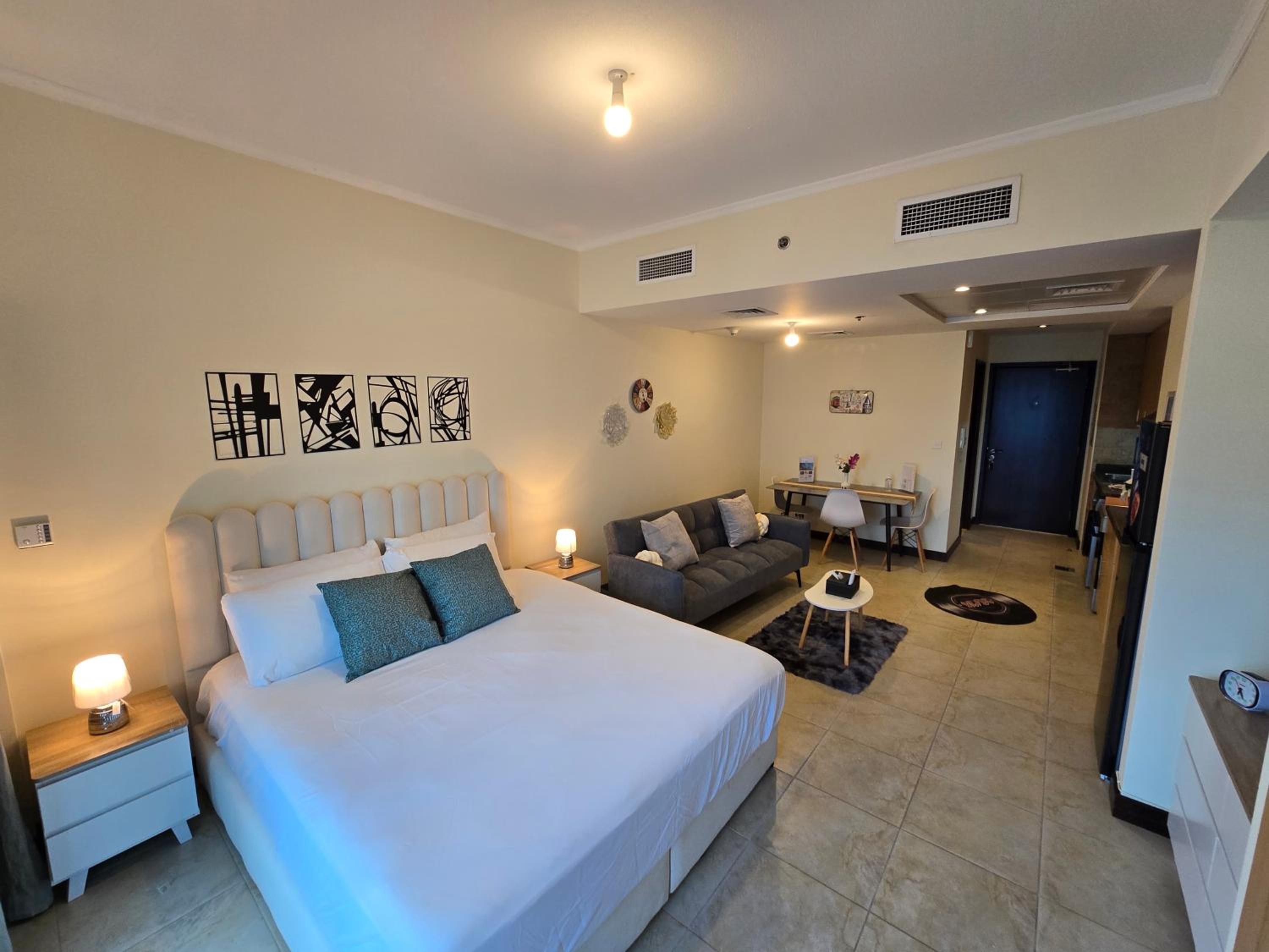 Click Stay - JLT - Entire Studio & Balcony Lakes view Apartment -NA