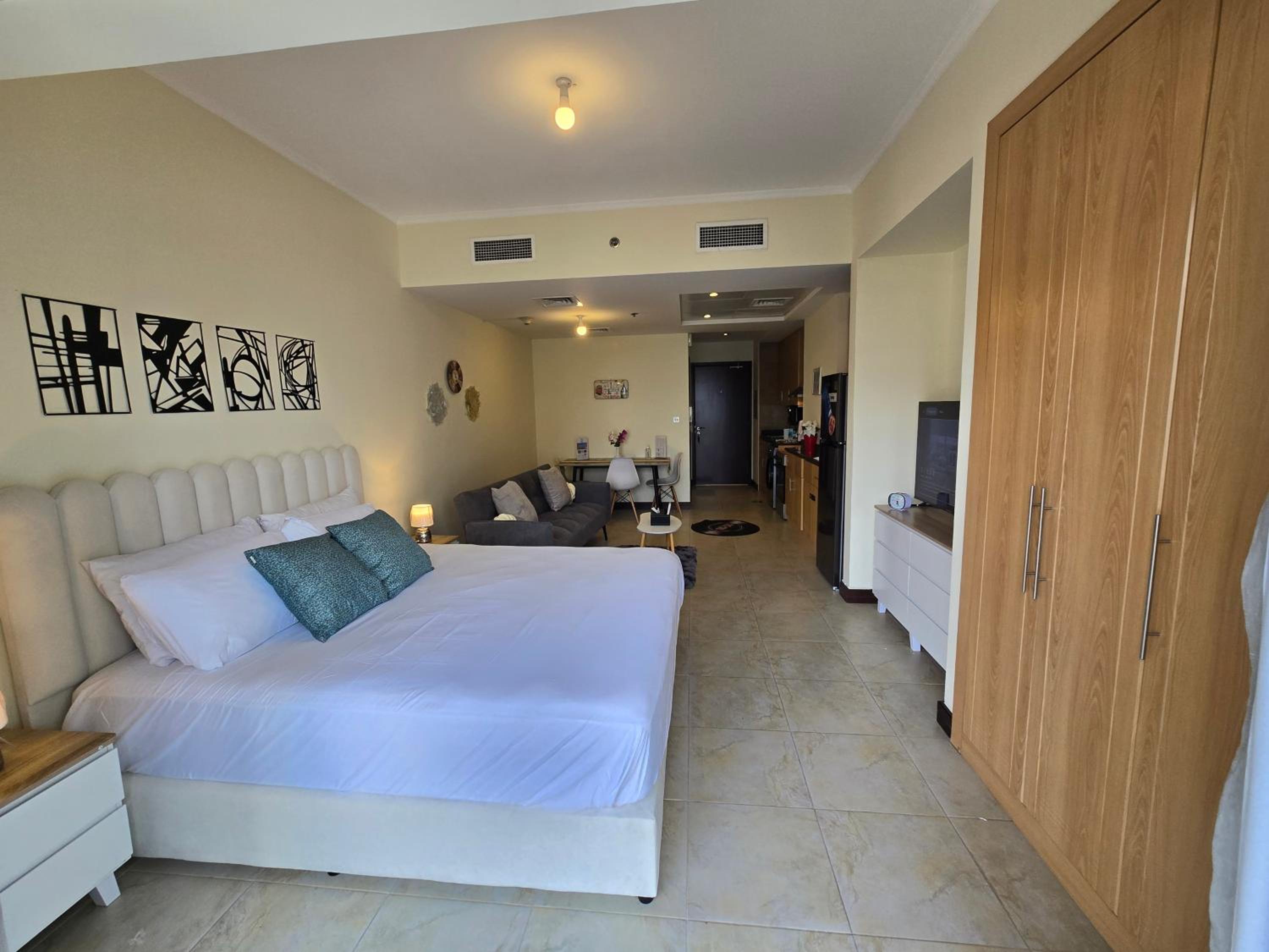 Click Stay - JLT - Entire Studio & Balcony Lakes view Apartment -NA
