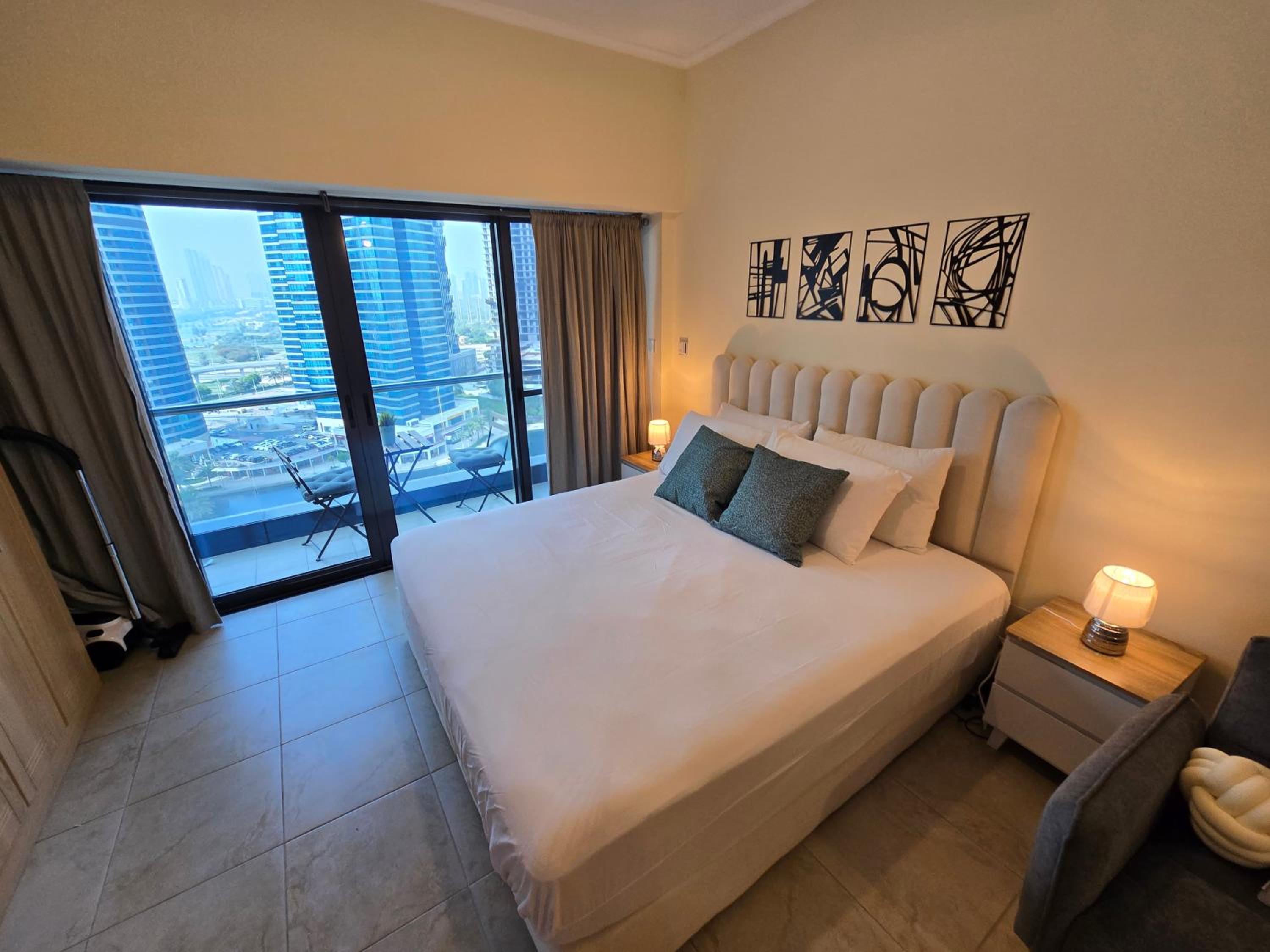 Click Stay - JLT - Entire Studio & Balcony Lakes view Apartment -NA