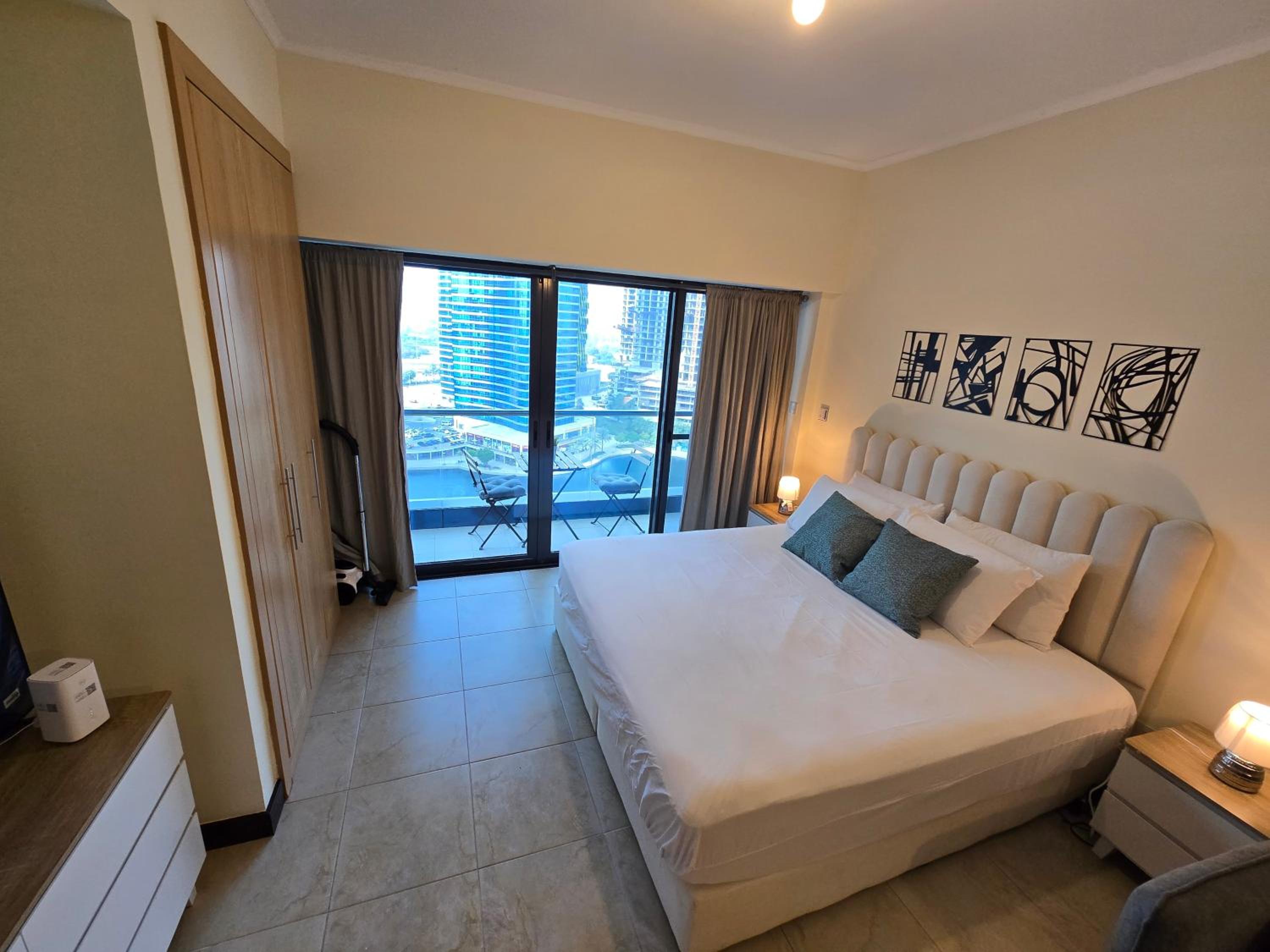 Click Stay - JLT - Entire Studio & Balcony Lakes view Apartment -NA