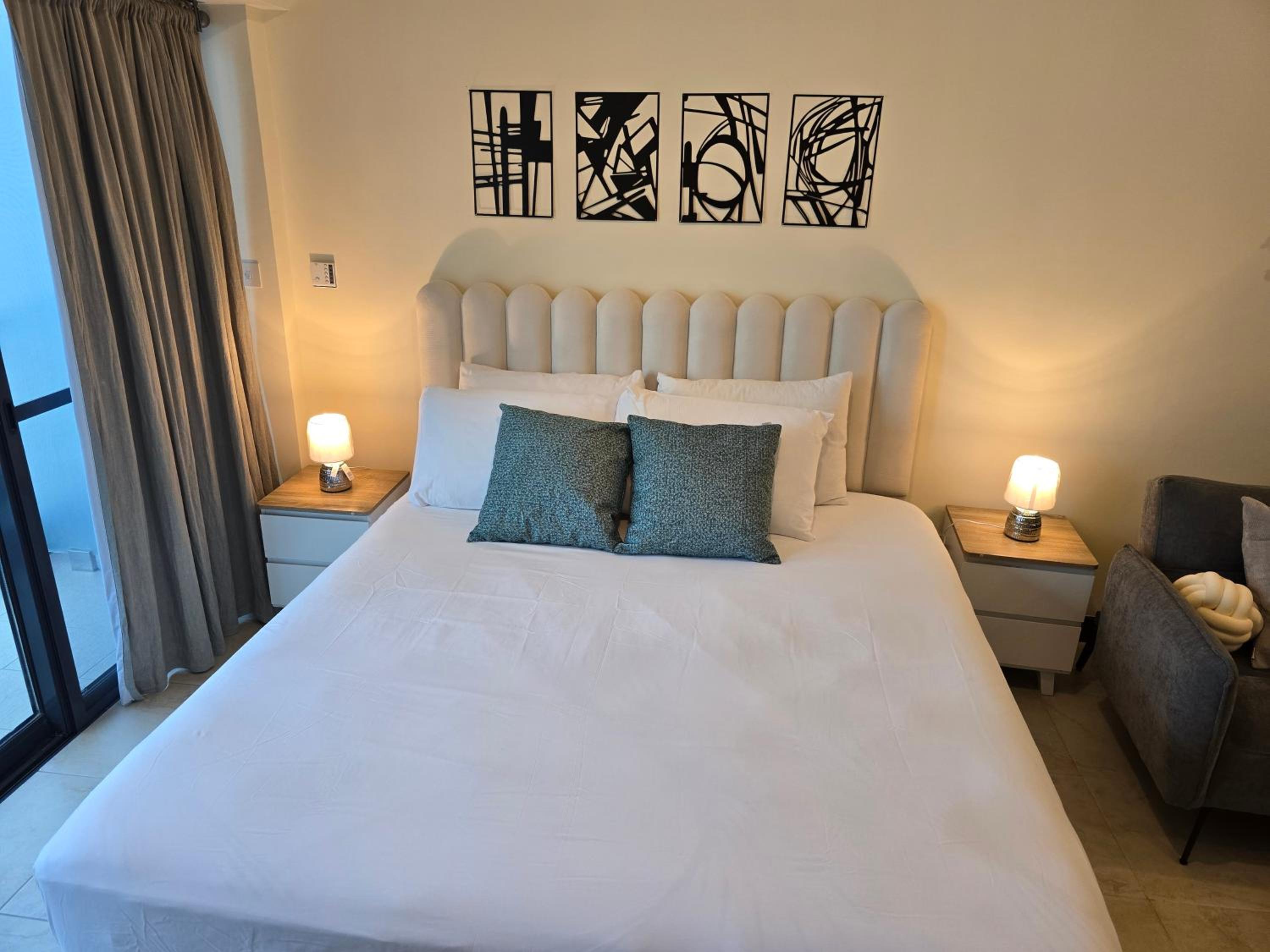 Click Stay - JLT - Entire Studio & Balcony Lakes view Apartment -NA