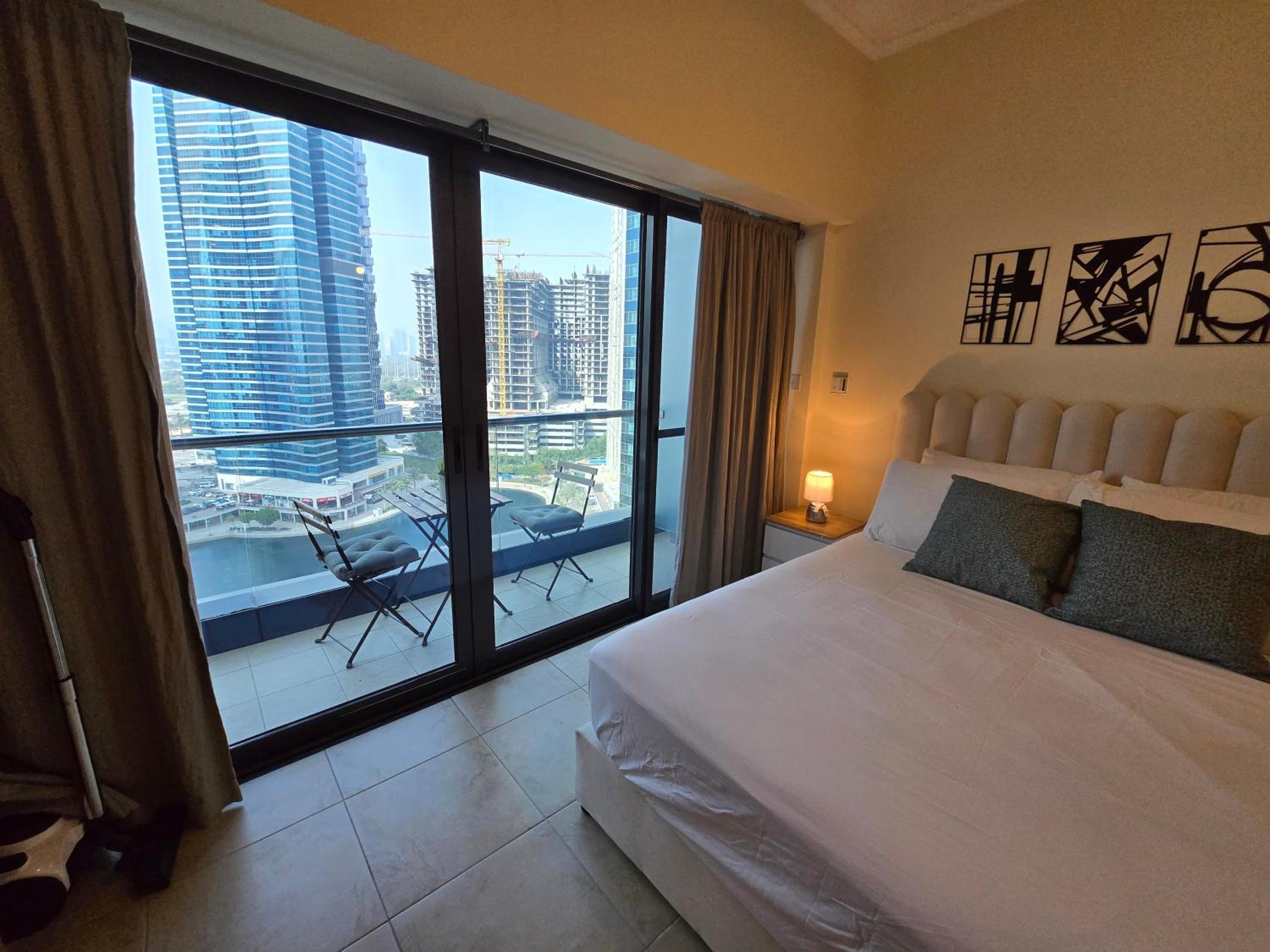 Click Stay - JLT - Entire Studio & Balcony Lakes view Apartment -NA