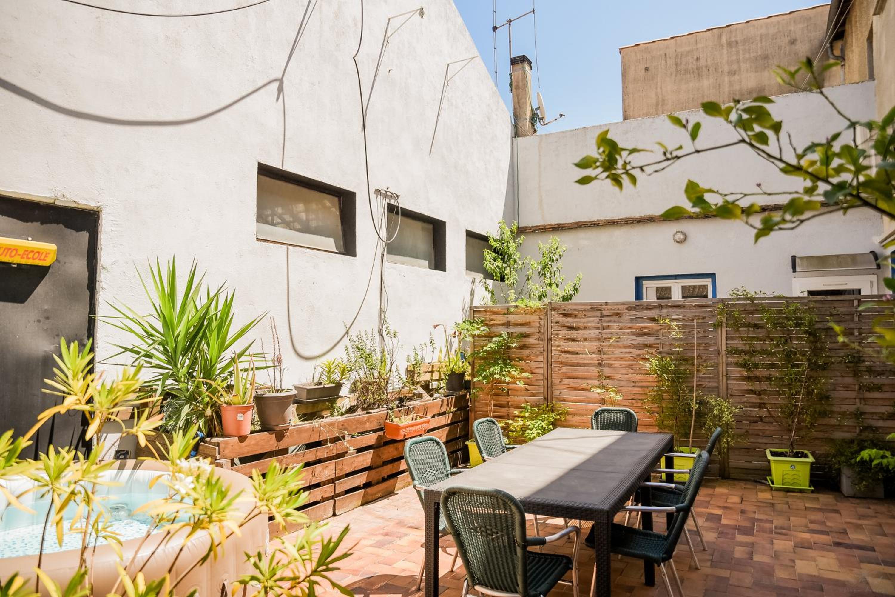Chez Les Artistes Jacuzzi terrasse et billard