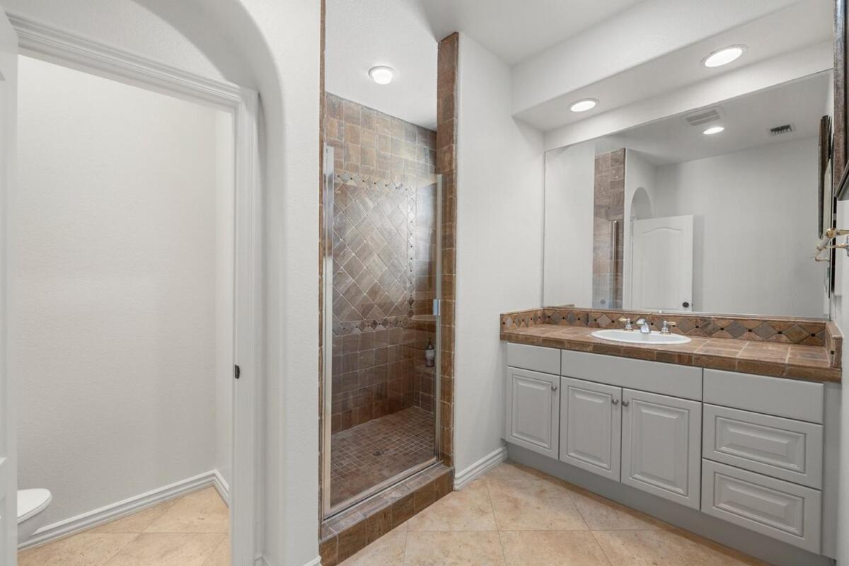 Spacious Luxury home in Gated Community with Resort Pool & Scenic Views