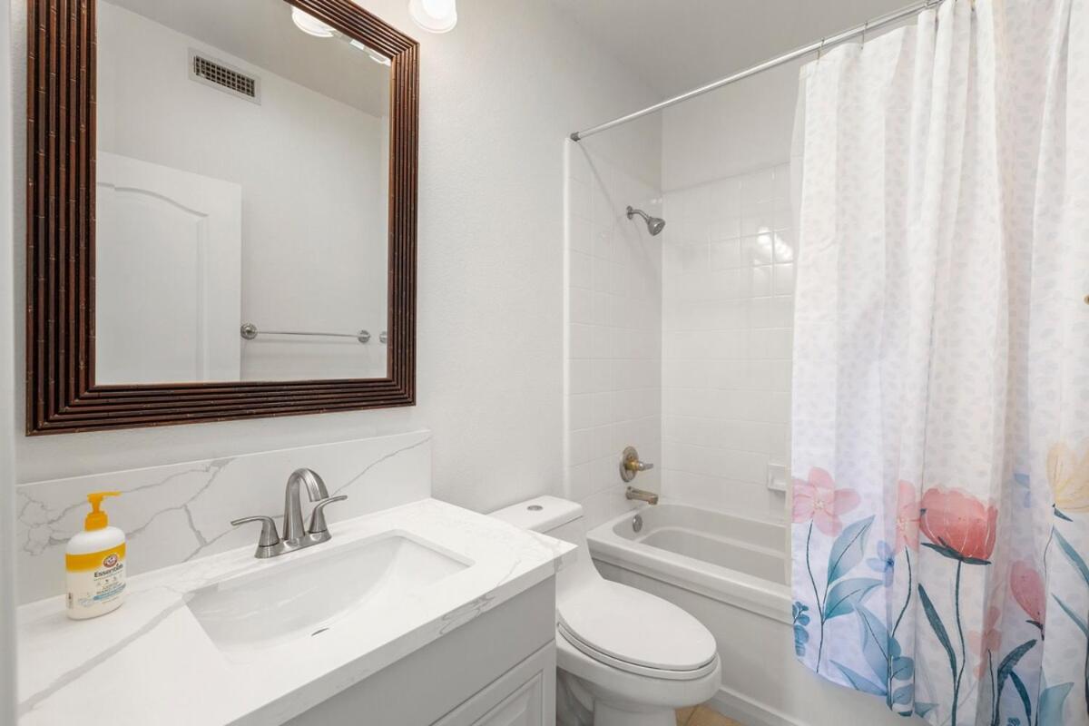 Spacious Luxury home in Gated Community with Resort Pool & Scenic Views