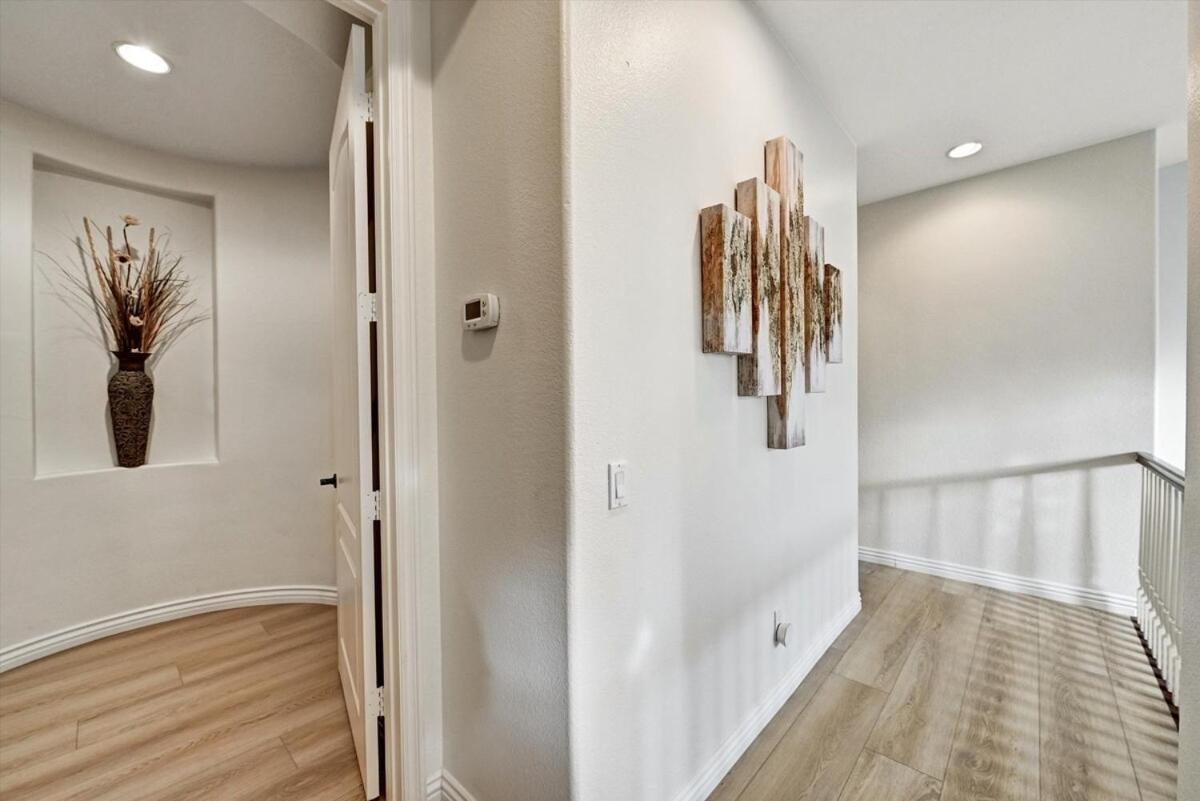 Spacious Luxury home in Gated Community with Resort Pool & Scenic Views