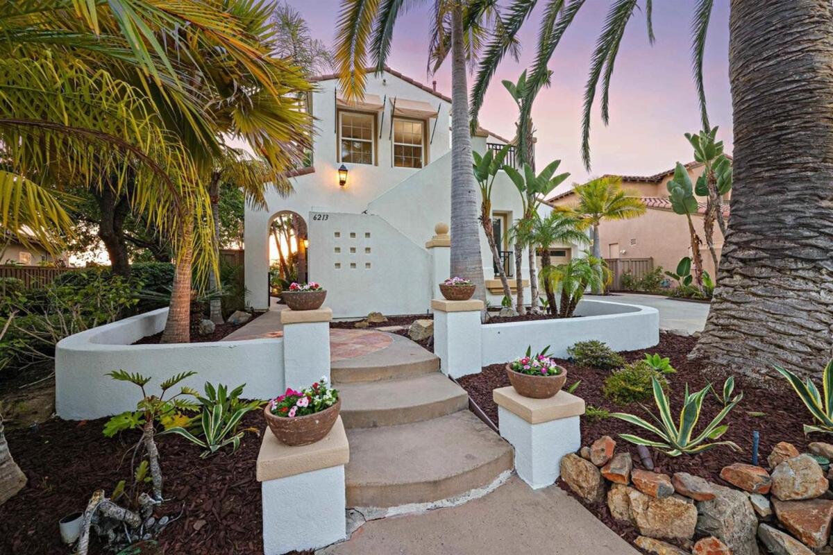 Spacious Luxury home in Gated Community with Resort Pool & Scenic Views