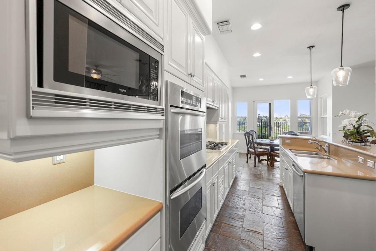 Spacious Luxury home in Gated Community with Resort Pool & Scenic Views