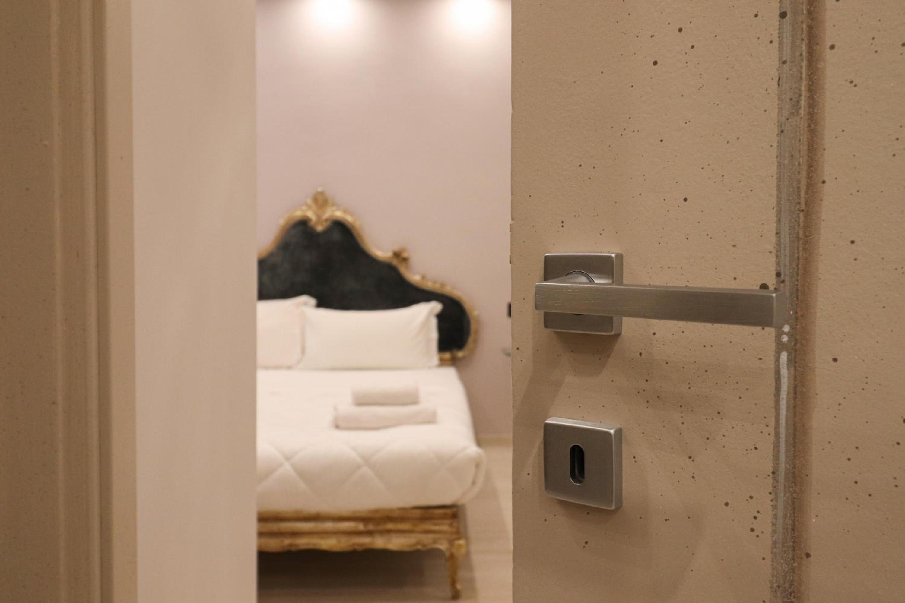 Modern Deluxe Oasis - 10 min to Rome Center, 2 Suites, AC & Wi-Fi