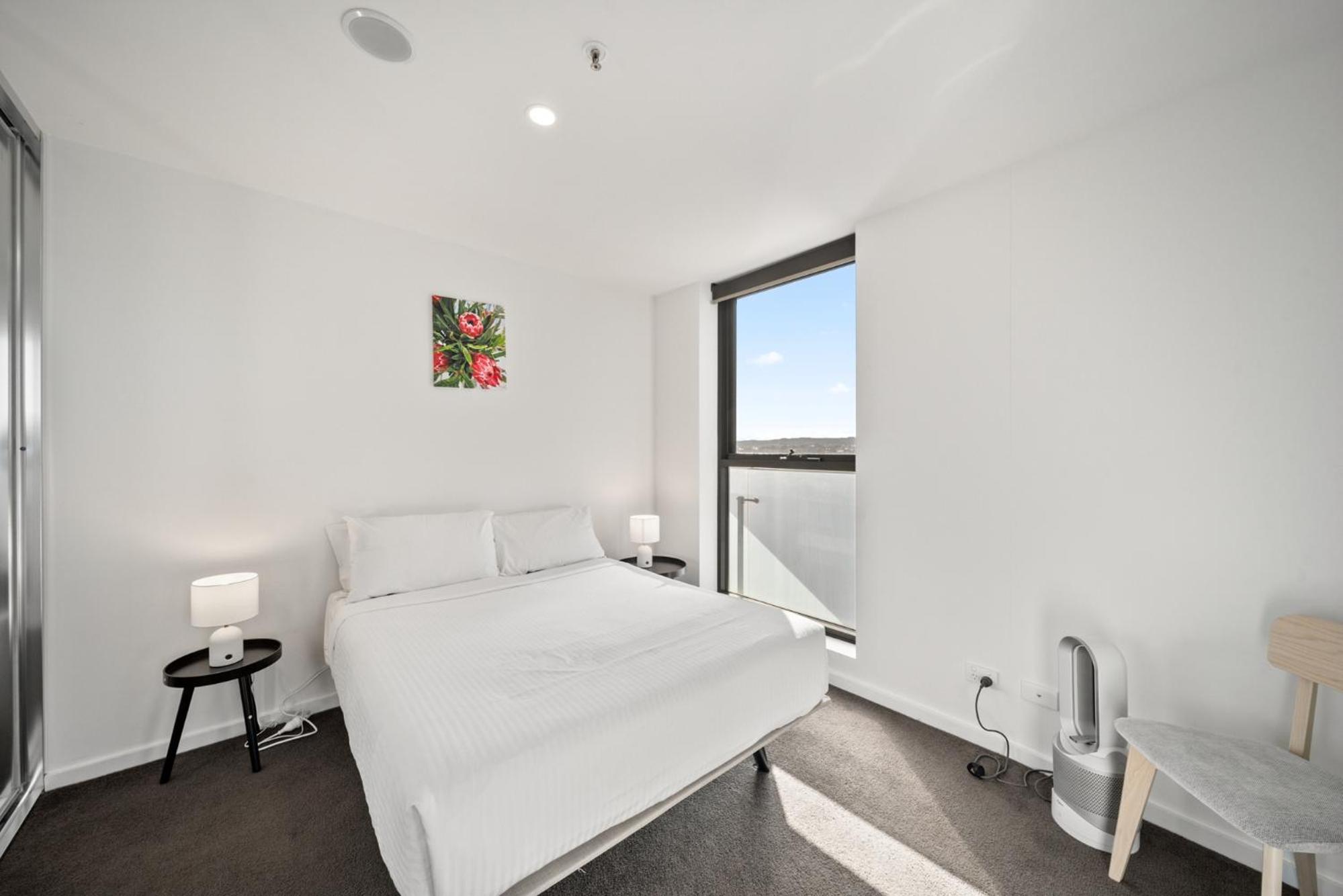 Light-Filled 1-Bed Apartment with Pool & Gym