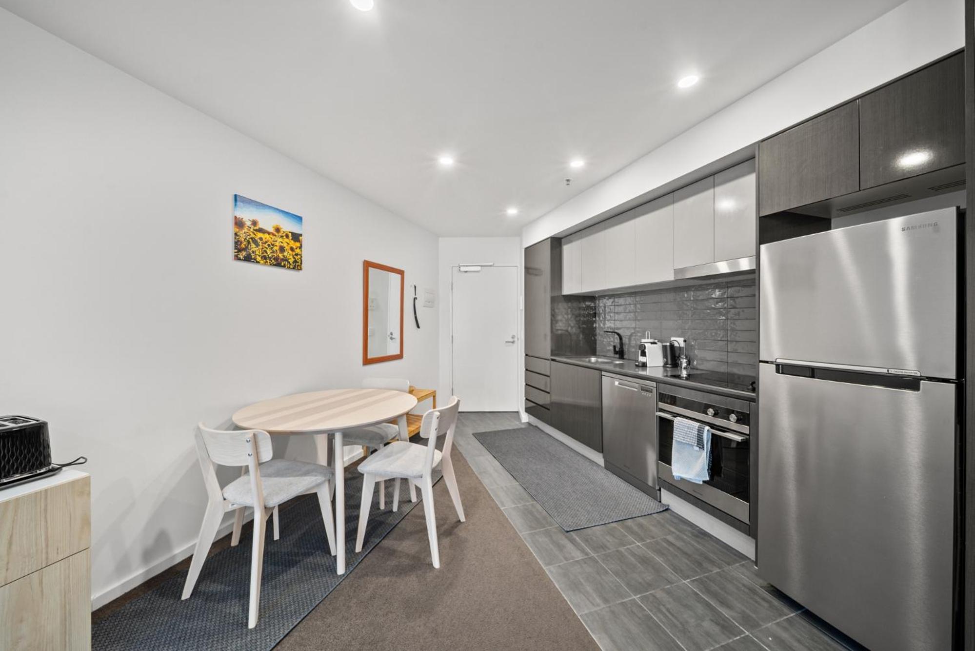 Light-Filled 1-Bed Apartment with Pool & Gym