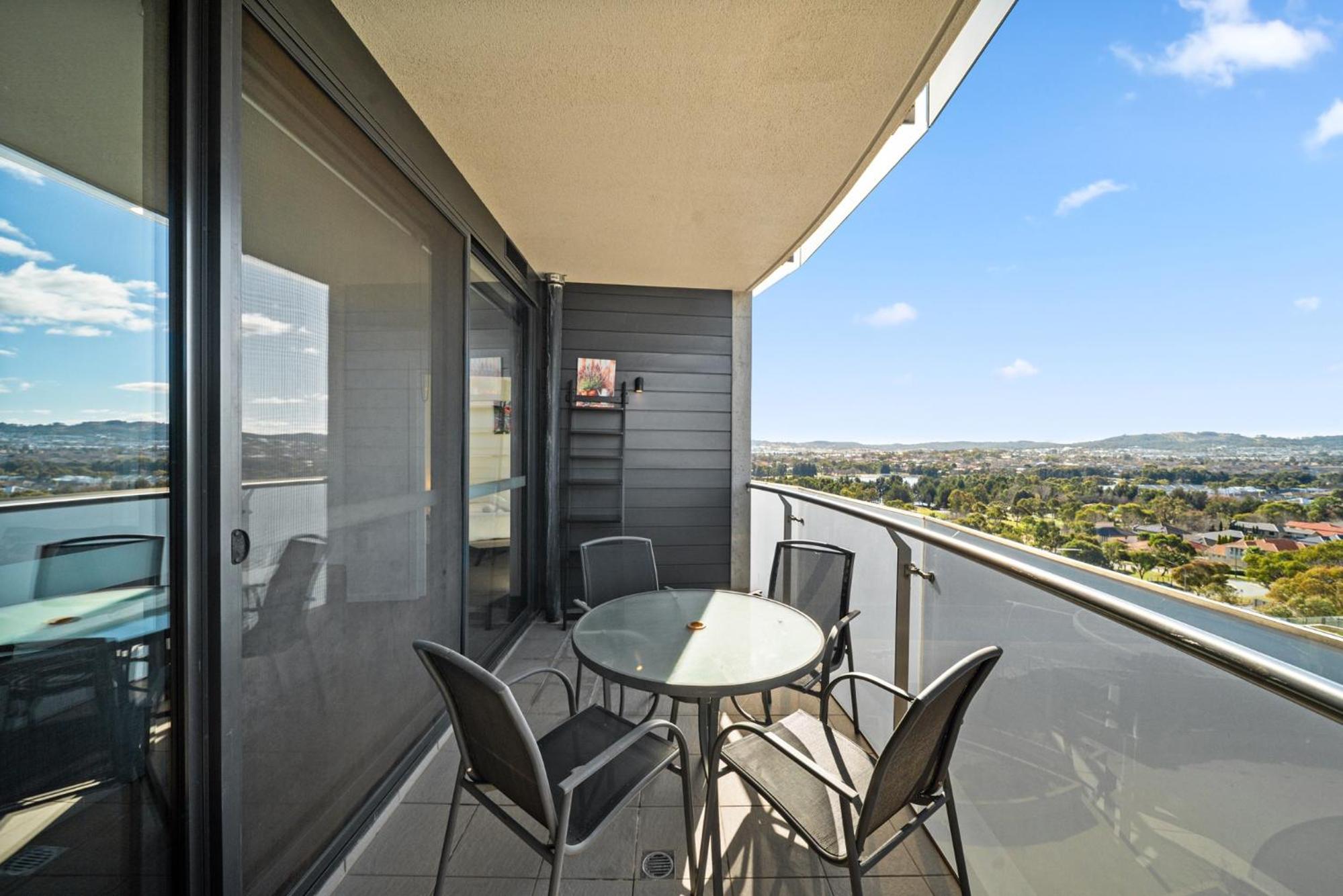 Light-Filled 1-Bed Apartment with Pool & Gym