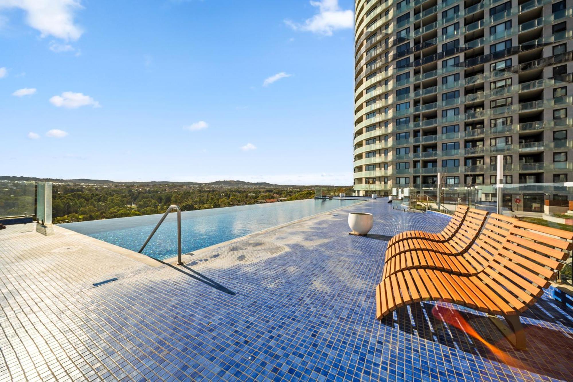 Light-Filled 1-Bed Apartment with Pool & Gym