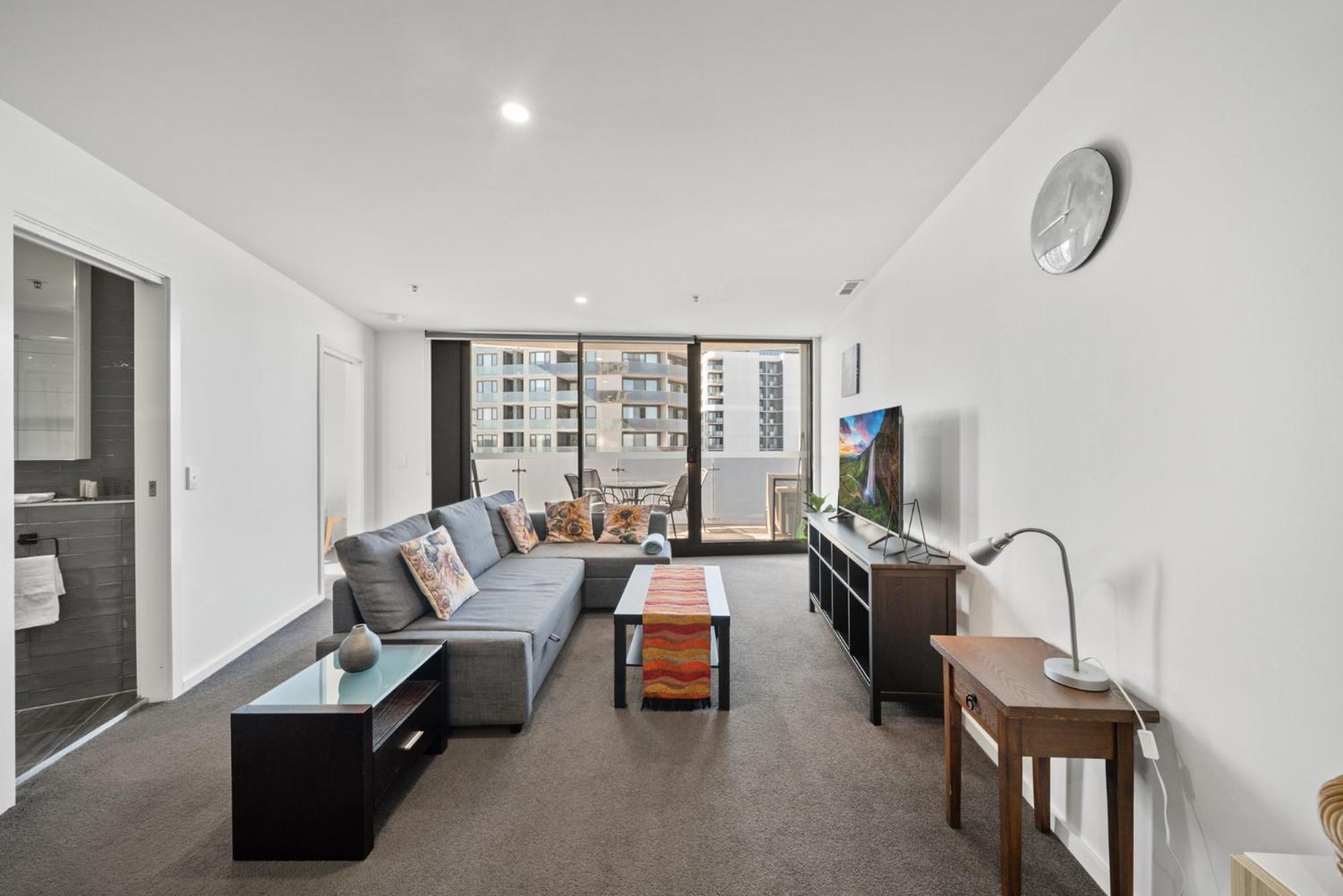 Light-Filled 1-Bed Apartment with Pool & Gym