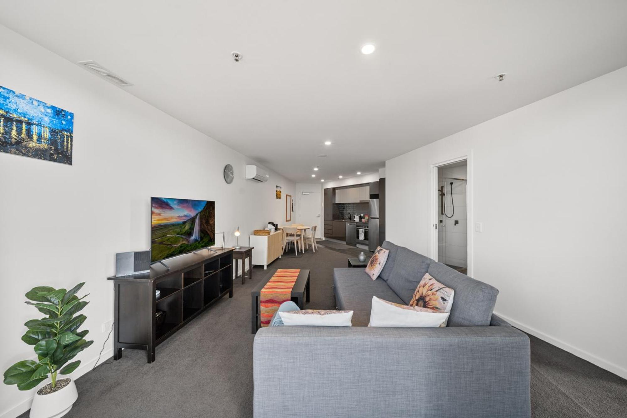 Light-Filled 1-Bed Apartment with Pool & Gym