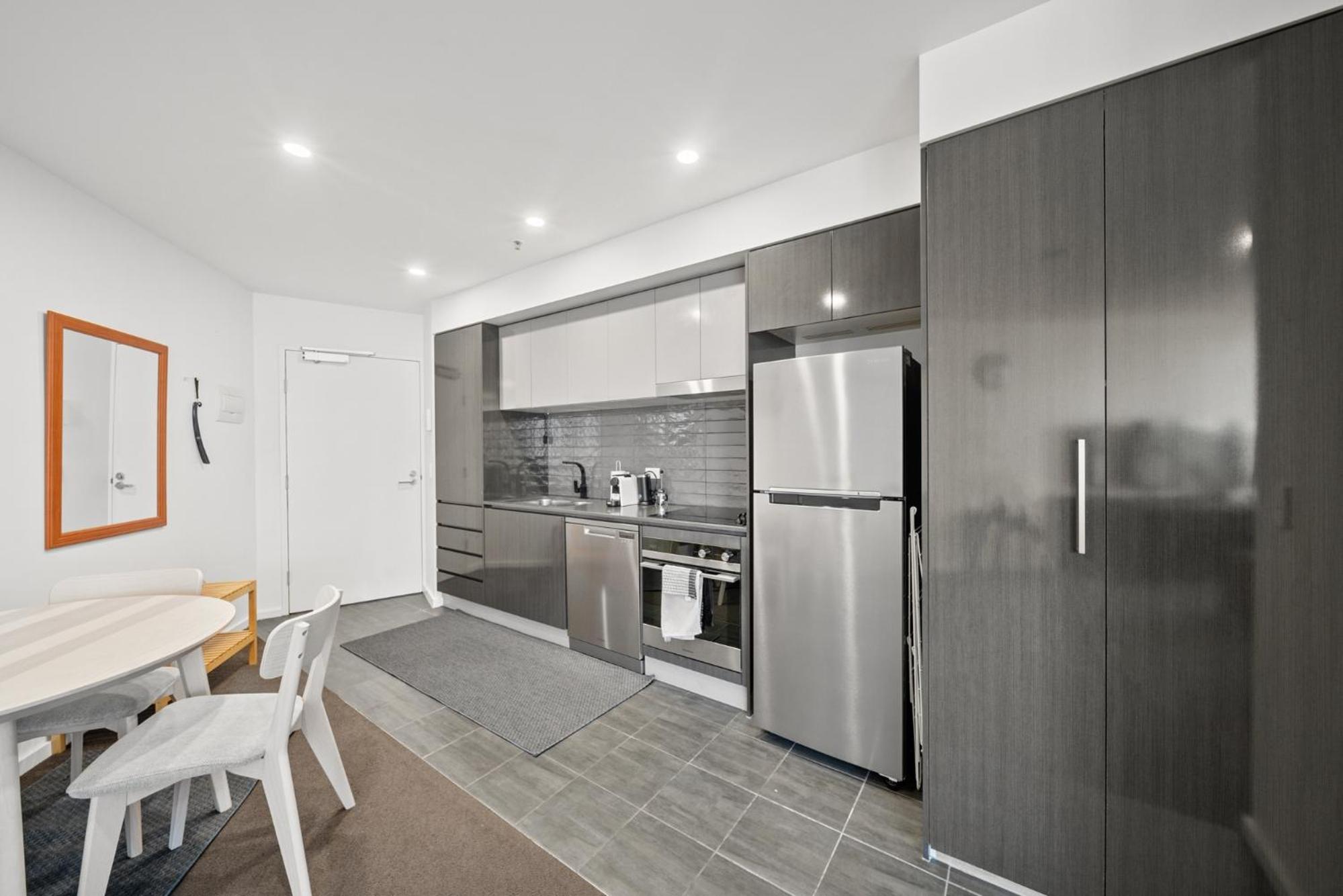 Light-Filled 1-Bed Apartment with Pool & Gym