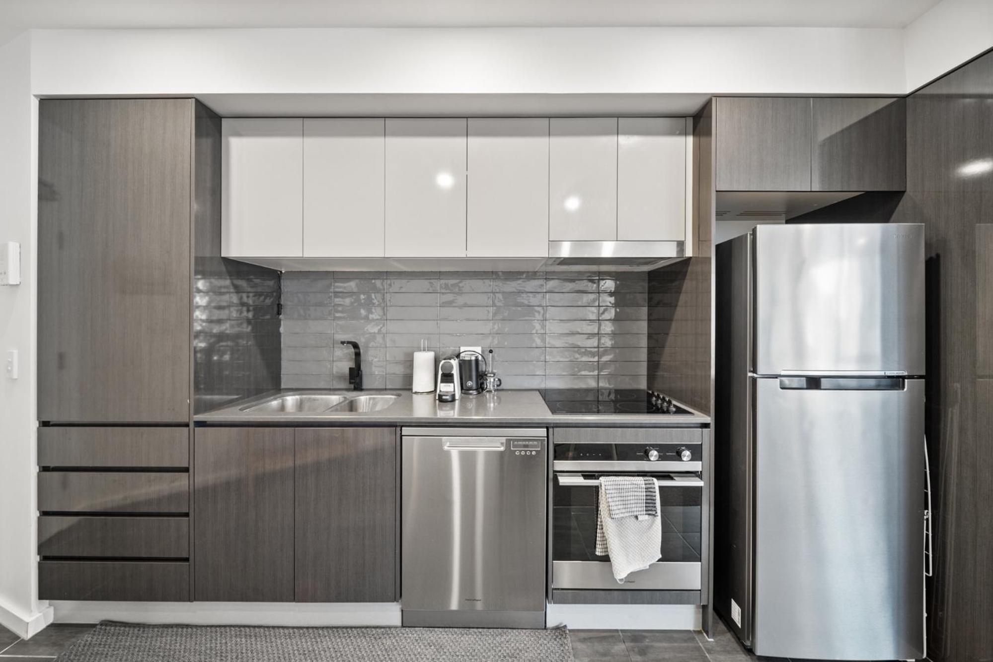 Light-Filled 1-Bed Apartment with Pool & Gym