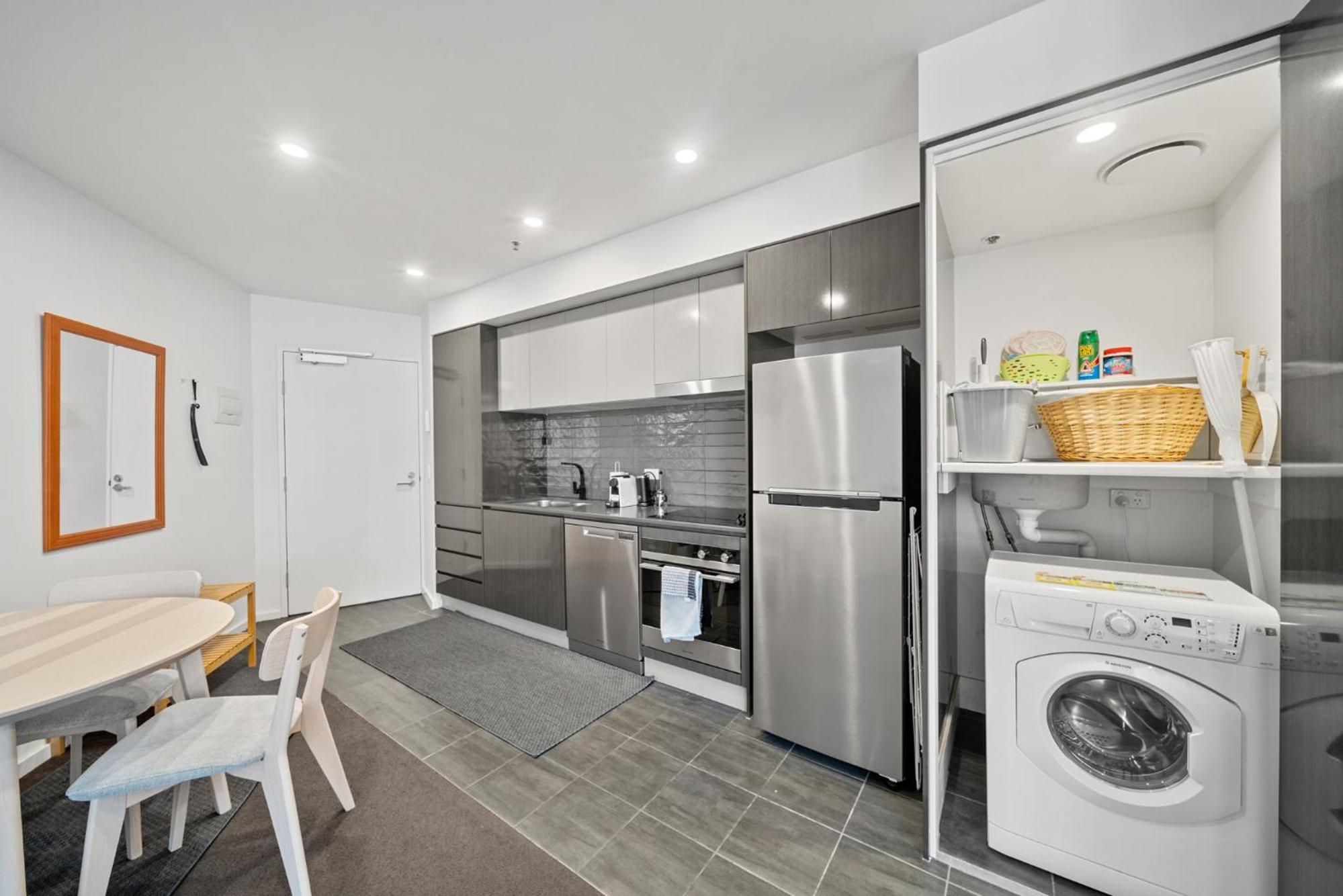 Light-Filled 1-Bed Apartment with Pool & Gym