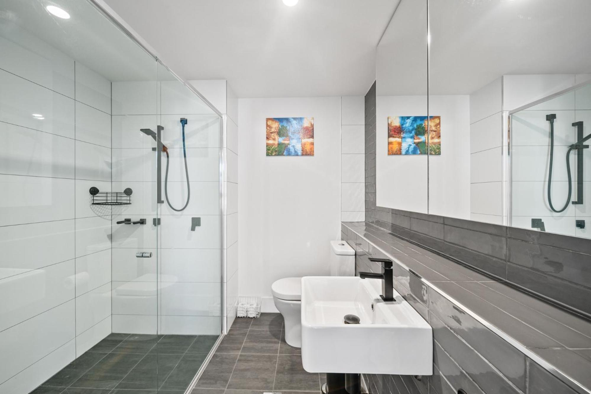 Light-Filled 1-Bed Apartment with Pool & Gym