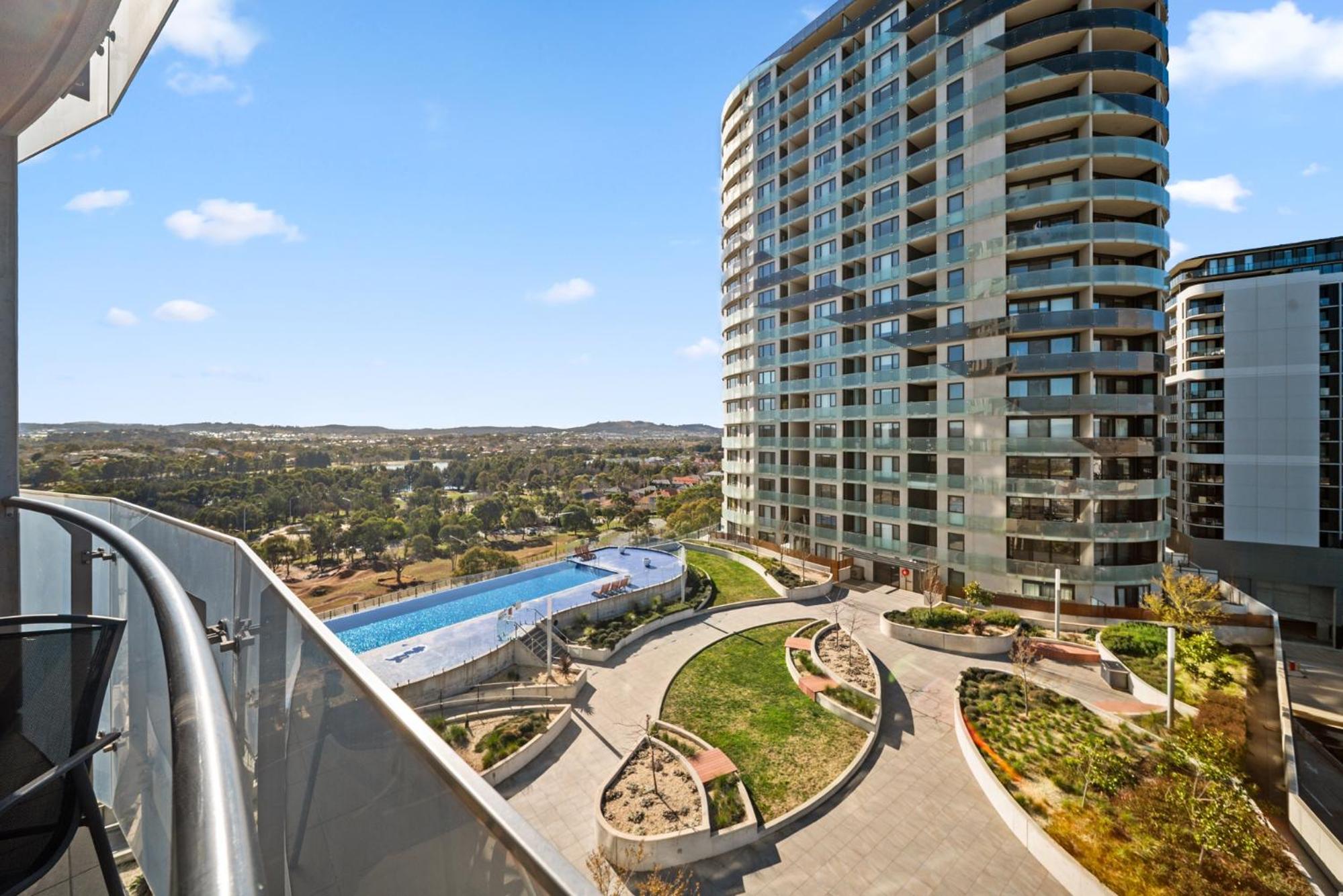 Light-Filled 1-Bed Apartment with Pool & Gym