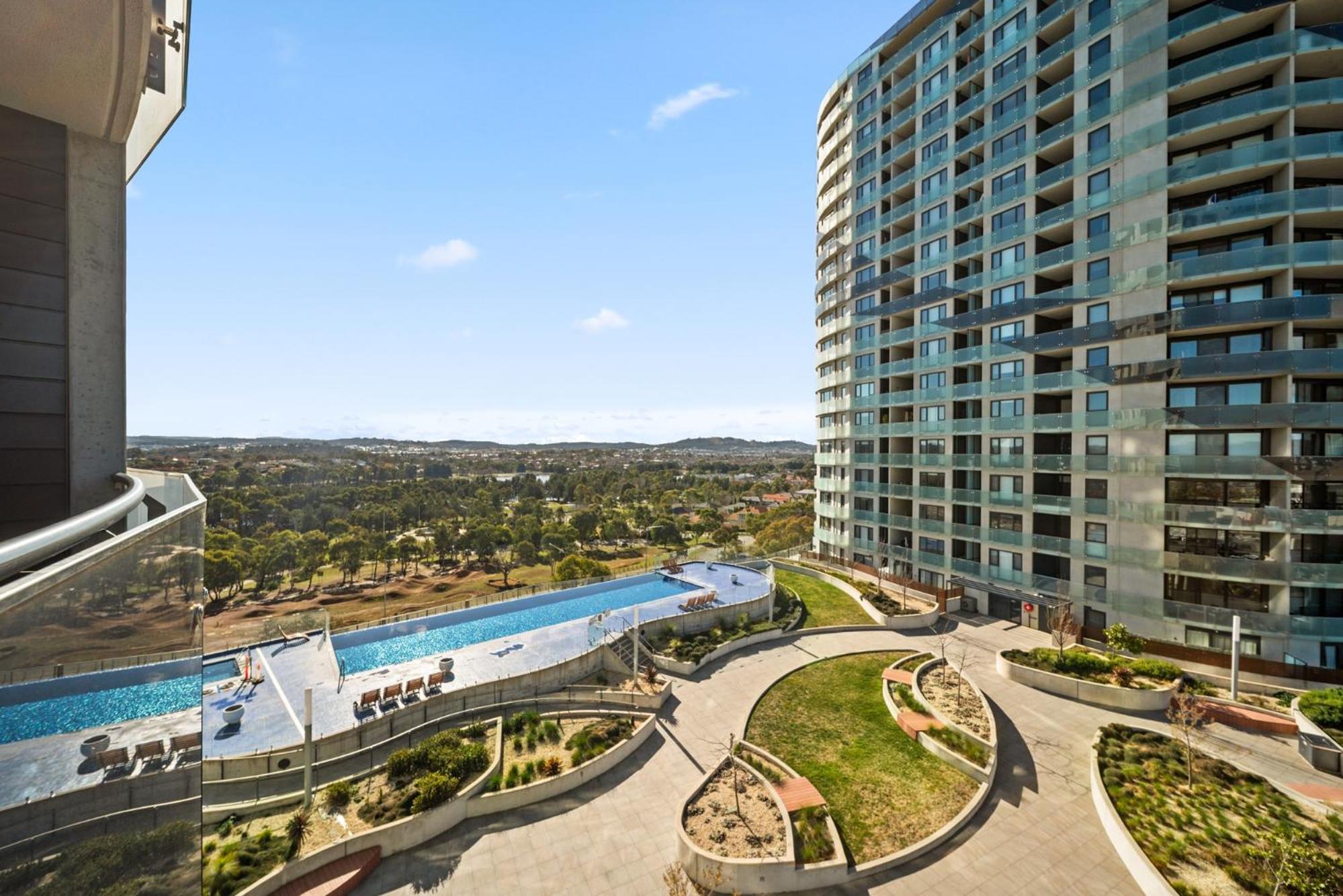 Light-Filled 1-Bed Apartment with Pool & Gym