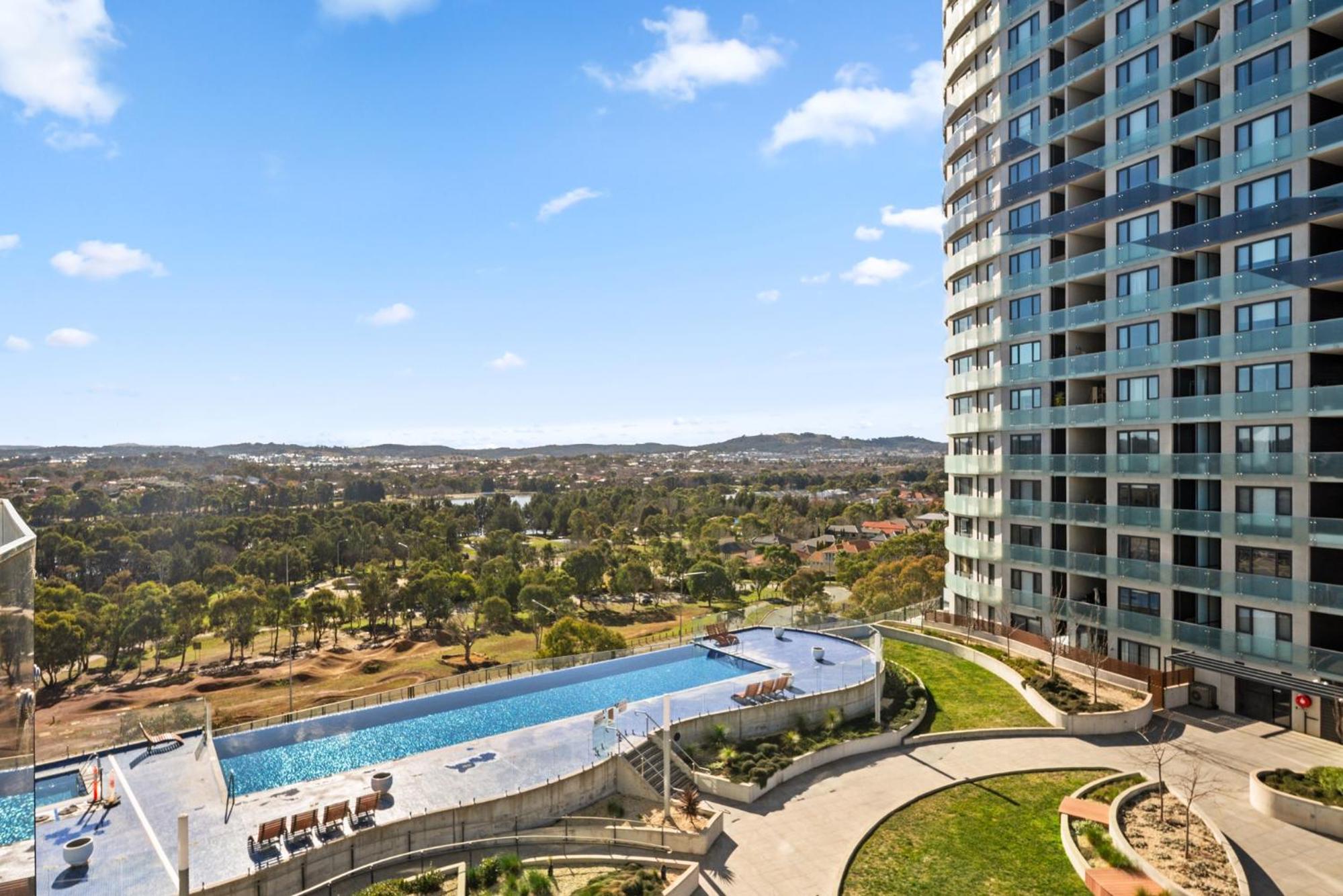 Light-Filled 1-Bed Apartment with Pool & Gym