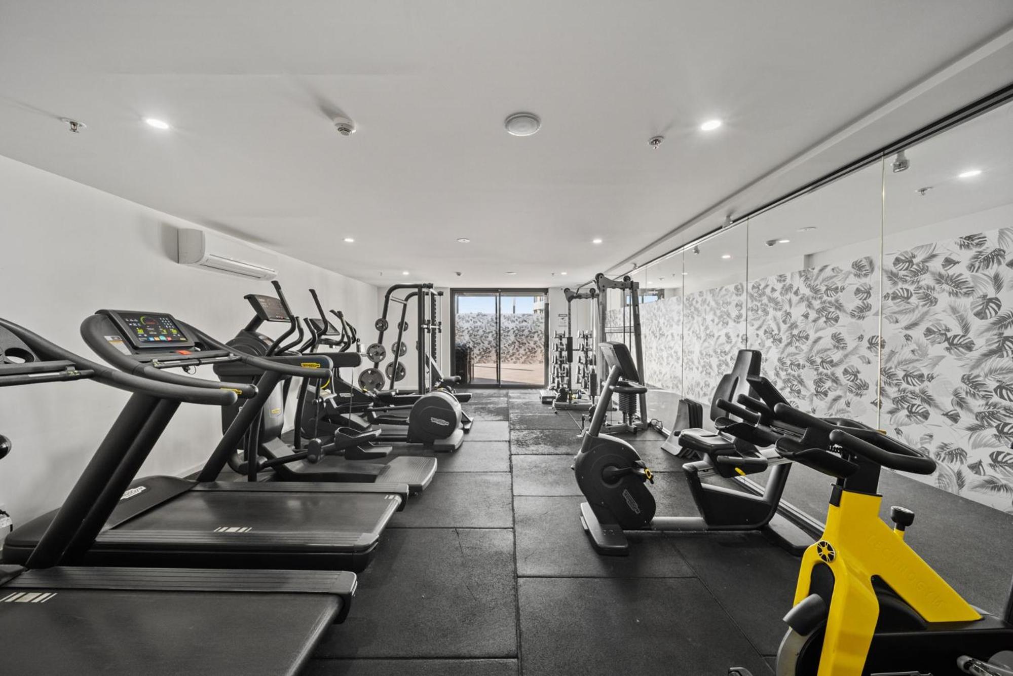 Light-Filled 1-Bed Apartment with Pool & Gym