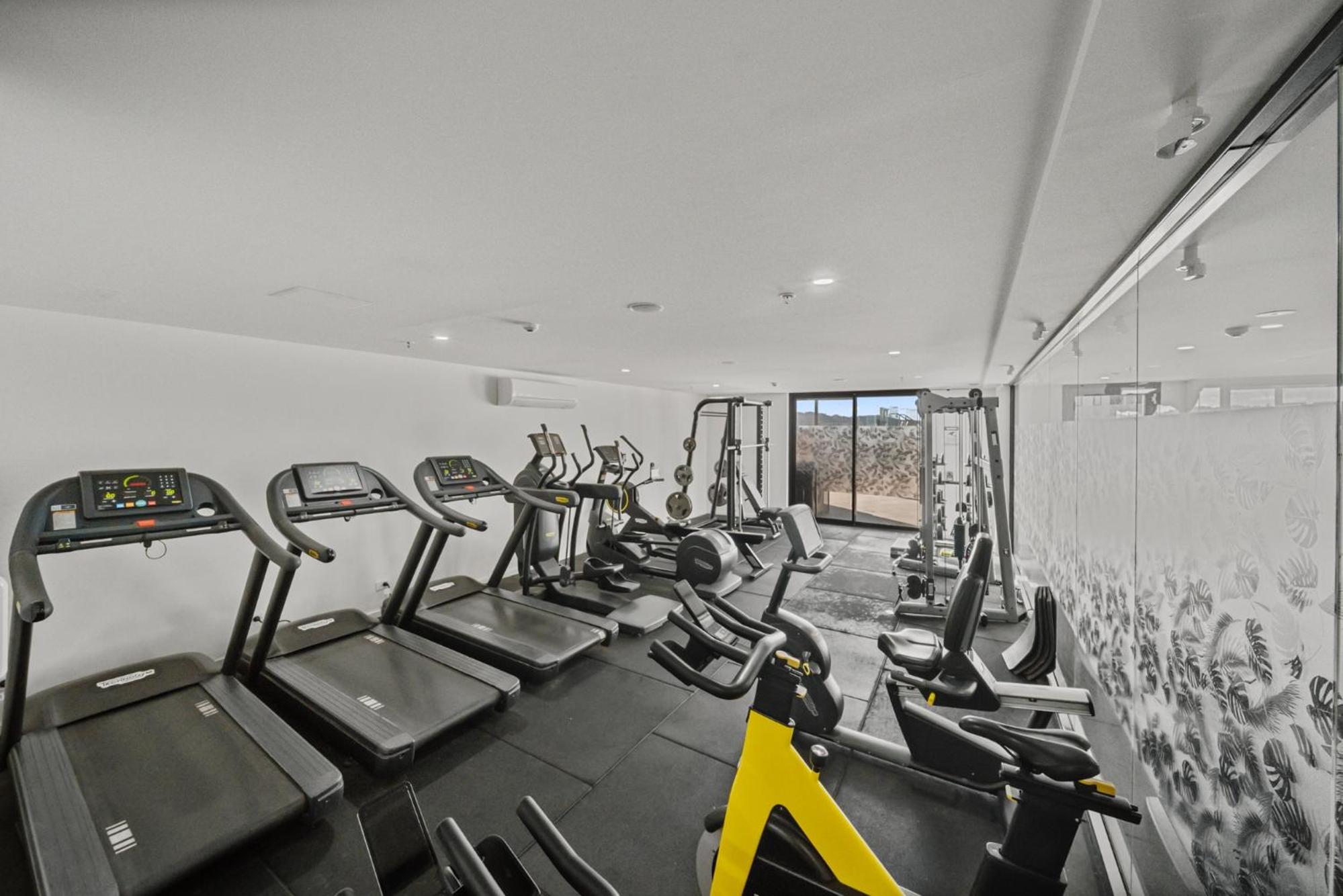Light-Filled 1-Bed Apartment with Pool & Gym