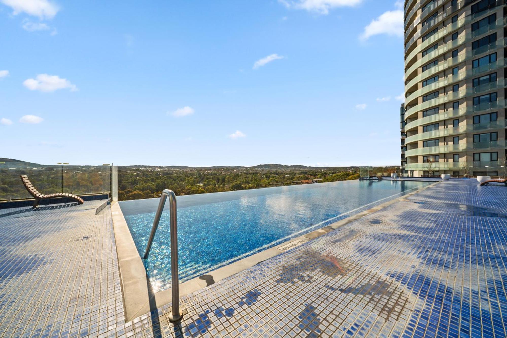 Light-Filled 1-Bed Apartment with Pool & Gym