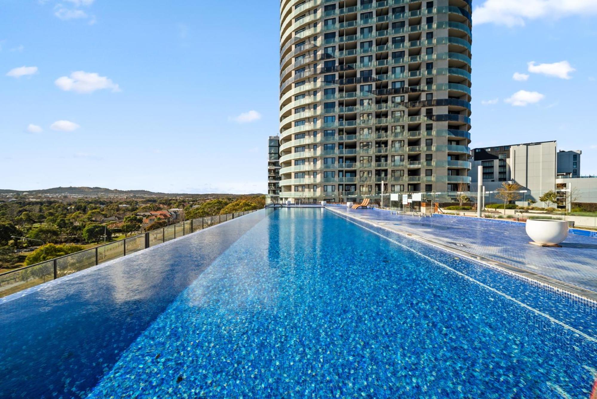 Light-Filled 1-Bed Apartment with Pool & Gym