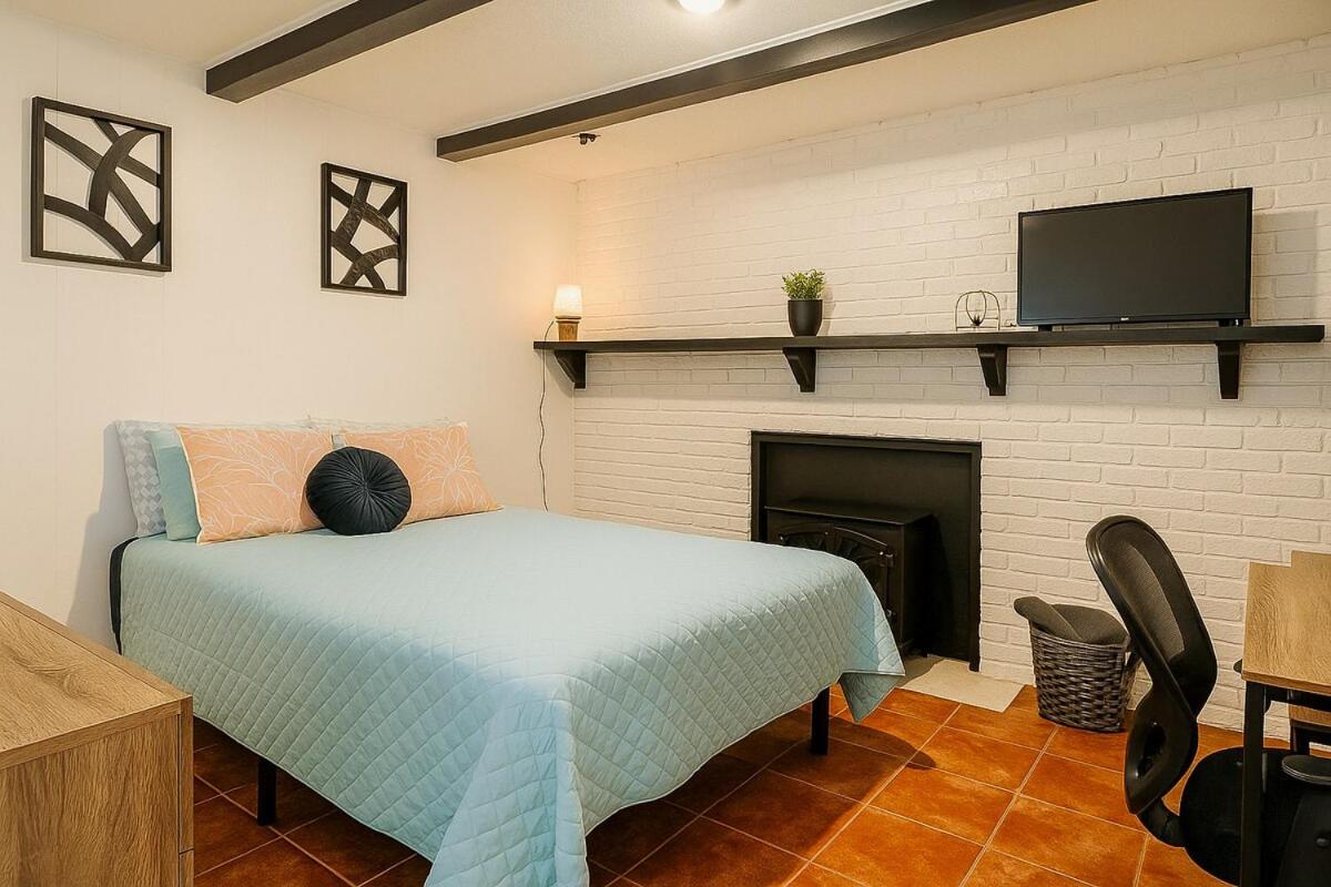 Spacious 4BR House Sleeps 9 Outdoor Lounge with Fire Pit plus Games