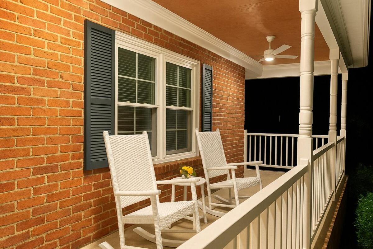 Spacious 4BR House Sleeps 9 Outdoor Lounge with Fire Pit plus Games