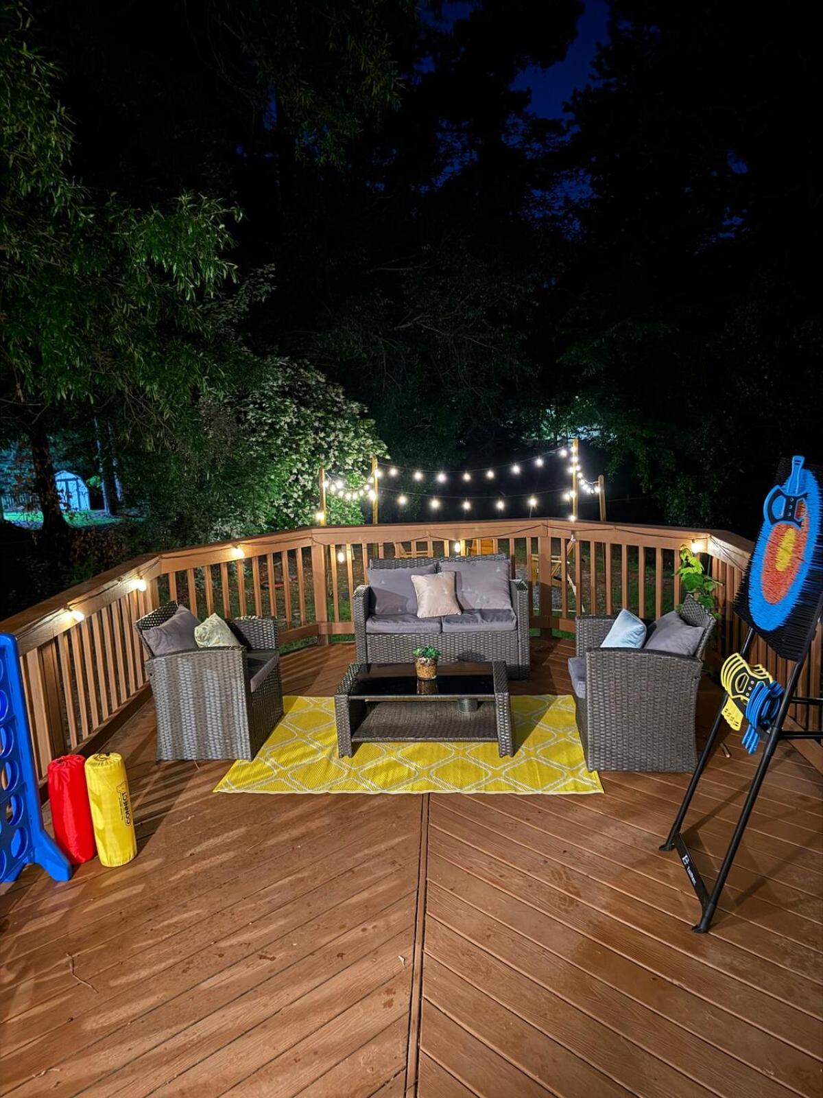 Spacious 4BR House Sleeps 9 Outdoor Lounge with Fire Pit plus Games