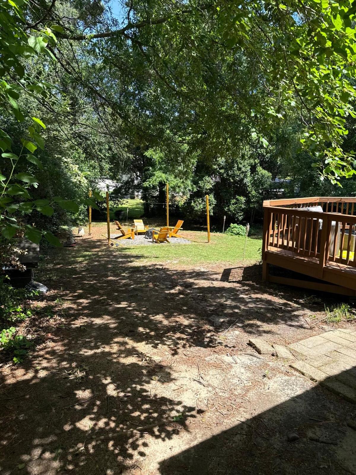 Spacious 4BR House Sleeps 9 Outdoor Lounge with Fire Pit plus Games