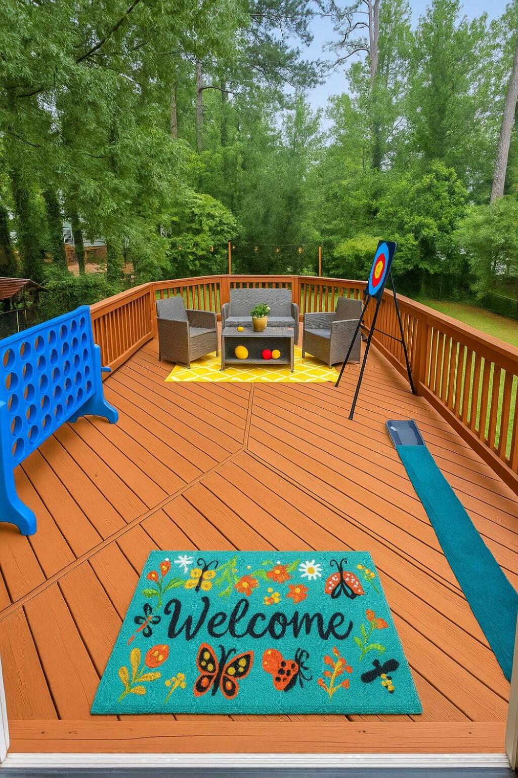 Spacious 4BR House Sleeps 9 Outdoor Lounge with Fire Pit plus Games