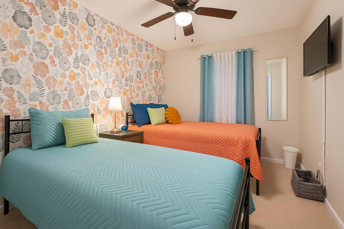 Spacious 4BR House Sleeps 9 Outdoor Lounge with Fire Pit plus Games