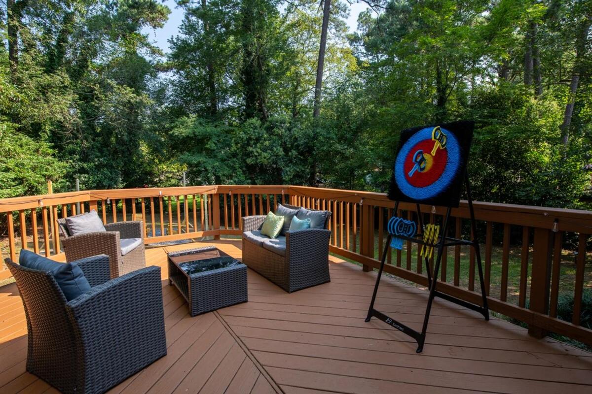Spacious 4BR House Sleeps 9 Outdoor Lounge with Fire Pit plus Games