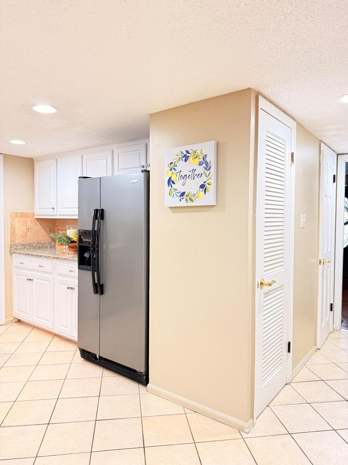 Spacious 4BR House Sleeps 9 Outdoor Lounge with Fire Pit plus Games