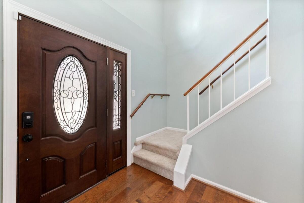 Spacious 4BR House Sleeps 9 Outdoor Lounge with Fire Pit plus Games