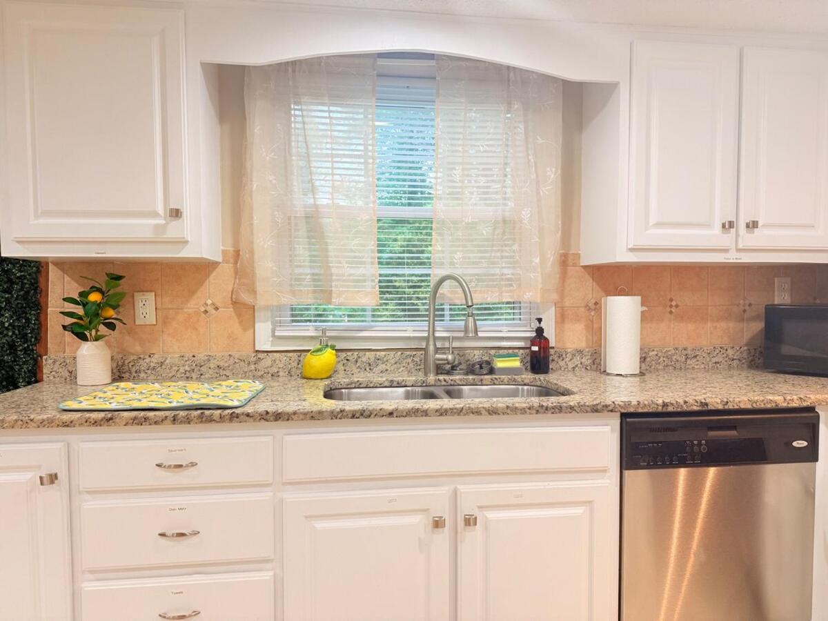 Spacious 4BR House Sleeps 9 Outdoor Lounge with Fire Pit plus Games