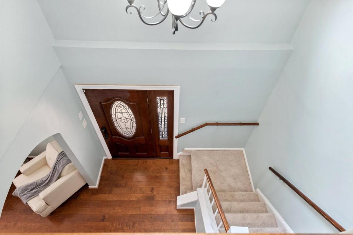 Spacious 4BR House Sleeps 9 Outdoor Lounge with Fire Pit plus Games