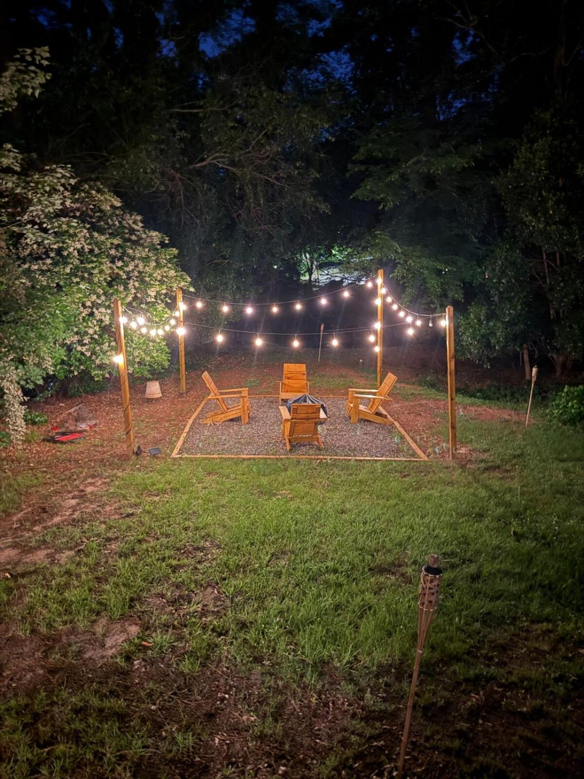 Spacious 4BR House Sleeps 9 Outdoor Lounge with Fire Pit plus Games